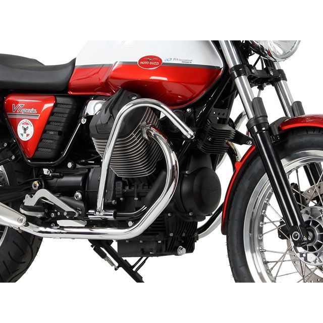 ●メーカー名：ヘプコ＆ベッカー / HEPCO＆BECKER(ヘプコアンドベッカー)●商品名：エンジンガード●カラー クローム・カラー：ブラックはこちら●メーカー品番：501-540-0002●JANコード：4042545502461本国に在庫がある場合、納品まで2〜3週間ほどお時間を頂きます。海外取寄の為、納期2ヶ月以内はキャンセル不可となります。商品の保証は、メーカー保証書の内容に準じます。備考エンジンガートやタンクガードというと、一般的にエンジンや車体を守るもの、と考える方が多いでしょう。しかし、ヘプコ＆ベッカーの考え方は少し違います。それは、「ライダーの安全の為に」 アクシデントは様々なものがありますが、地面と車体の間への足の挟み込みは意外と多く、この場合、重傷となるケースが多いです。ヘプコ＆ベッカーのエンジンガードやタンクガードはこの挟み込みのリスクを大幅に軽減します。その為には重い車体が倒れ込んできてもその形状を維持する充分な強度が必要です。もちろんエンジンや車体を守る役割も忘れてはいません。ヘプコ＆ベッカーのエンジンガードにはパイプ内部に性質の異なる特殊強化パイプをさらに1本追加させた2重構造を採用。肉厚スチールの加工が施されている車両接合ポイントはトライ＆エラーより導きだされた耐衝撃性に優れた構造です。また多点支持や、パイプのつなぎ方も差し込みタイプとすることで、充分な強度を確保。有事にはその効果を間違いなく実感して頂けるでしょう。またヘプコ＆ベッカーのエンジンガードやタンクガードはその機能美だけでなく、実際の美しさも追及。車体のラインに合わせて設計することにより、違和感なく剛質感を演出します。ヘプコ＆ベッカー、それは欧州のクロスボーダーが認めた安全のブランドです。ご注意※取り付けには多少の加工が必要な場合があります。※お客様都合による交換、返品はお受けできません。写真注意※写真は撮影時点での製品イメージです。予告なく仕様変更や色変更される場合があります。※撮影の都合上、関連商品が同時に写っている場合がありますが、お届けは表題の商品のみです。※掲載画像はイメージです。実際の商品とは色味や仕様が異なる場合がございます。メーカー車種年式型式・フレームNo.その他モトグッツィV7 Cafe classicモトグッツィV7 ClassicモトグッツィV7 Special※商品掲載時の適合情報です。年式が新しい車両については、必ずメーカーサイトにて適合をご確認ください。