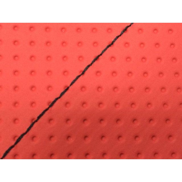 ●メーカー名：グロンドマン / Grondement●商品名：シグナスX（SE12J） 国産シートカバー エンボスレッド●タイプ 張替 仕様 黒ステッチ●メーカー品番：GH103YC270S10●JANコード：4573317680457商品の保証は、メーカー保証書の内容に準じます。特徴国内（日本）生産品。備考【張替仕様】車種専用設計品です。シートの型の制作から生地の仕入れ、裁断、縫製迄を全て国内（グロンドマン社）で行っており、グロンドマンスタッフが一切の妥協をする事無く製作した国産シートカバーです。張替えの際は車両のシートを忠実に再現している為、張替え後の質感は最高の仕上がりとなります。張替えはハンドタッカー（それの芯）と薄めのマイナスドライバーとラジオペンチ（芯を抜く為）があれば出来ます。一度覚えると出来ますので、色んなデザインのシートカバーを張ってみたくなる・・かもしれません。（張替え作業はタッカーの芯で怪我をしないよう注意して下さい。）【被せ仕様】工具要らず！被せるだけのシートカバーです。装着後はまるでシートカバーを張り替えたかのような質感です。生地の仕入れから裁断・縫製もグロンドマン社で管理しており、この品質はグロンドマンだからこそ出来る業です。工具無しでシートのイメージを一新出来るグロンドマン国産シートカバーを是非、一度お試し下さい。ご注意【張替仕様】本製品にはシートアッセンブリー（シート本体）は含まれておりません。本製品の取り付けの際はタッカーが必要です。車種専用設計品で張替え後の質感を重視して制作しています。張替えの際に「少しシートカバー小さく無いか」と思われるかもしれませんが、品質を考えた上で車両のシートを忠実に再現して製品を制作いる為となりますのでご了承願います。なお、お客様の車両のシートが社外品だった場合は取り付けが出来ない場合が御座いますので、ご購入前にチェックして頂く必要があります。生地やその他素材（パイピング等）の色目は仕入れ時期により若干変更となる場合が御座います。【被せ仕様】本製品にはシートアッセンブリー（シート本体）は含まれておりません。シート表皮のみの販売となります。本製品は被せるだけで装着が可能ですが、装着後の質感を重視して制作しております。「このシートカバー少し小さく無いか」と思われるかもしれませんが、これは被せ後の質感を張替え同様の美しさに仕上げる為です。その為、シートの形状により取り付けに力がいる場合が御座いますのでご注意下さい。車種専用設計品です。お客様の車両のシートが社外品だった場合は取り付けが出来ない場合が御座いますので、ご購入前にチェックして頂く必要があります。生地やその他素材（パイピング等）の色目は仕入れ時期により若干変更となる場合が御座います。写真注意※画像はカラーイメージです。カラーの詳細につきましては商品説明文もあわせてご確認下さい。※掲載画像はイメージです。実際の商品とは色味や仕様が異なる場合がございます。メーカー車種年式型式・フレームNo.その他ヤマハシグナスXSE12J※商品掲載時の適合情報です。年式が新しい車両については、必ずメーカーサイトにて適合をご確認ください。