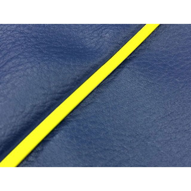 ●メーカー名：グロンドマン / Grondement●商品名：シグナスX（SE12J） 国産シートカバー ネイビー●タイプ 張替 仕様 黄パイピング●メーカー品番：GH103YC530P100●JANコード：4562493083244商品の保証は、メーカー保証書の内容に準じます。特徴国内（日本）生産品。備考【張替仕様】車種専用設計品です。シートの型の制作から生地の仕入れ、裁断、縫製迄を全て国内（グロンドマン社）で行っており、グロンドマンスタッフが一切の妥協をする事無く製作した国産シートカバーです。張替えの際は車両のシートを忠実に再現している為、張替え後の質感は最高の仕上がりとなります。張替えはハンドタッカー（それの芯）と薄めのマイナスドライバーとラジオペンチ（芯を抜く為）があれば出来ます。一度覚えると出来ますので、色んなデザインのシートカバーを張ってみたくなる・・かもしれません。（張替え作業はタッカーの芯で怪我をしないよう注意して下さい。）【被せ仕様】工具要らず！被せるだけのシートカバーです。装着後はまるでシートカバーを張り替えたかのような質感です。生地の仕入れから裁断・縫製もグロンドマン社で管理しており、この品質はグロンドマンだからこそ出来る業です。工具無しでシートのイメージを一新出来るグロンドマン国産シートカバーを是非、一度お試し下さい。ご注意【張替仕様】本製品にはシートアッセンブリー（シート本体）は含まれておりません。本製品の取り付けの際はタッカーが必要です。車種専用設計品で張替え後の質感を重視して制作しています。張替えの際に「少しシートカバー小さく無いか」と思われるかもしれませんが、品質を考えた上で車両のシートを忠実に再現して製品を制作いる為となりますのでご了承願います。なお、お客様の車両のシートが社外品だった場合は取り付けが出来ない場合が御座いますので、ご購入前にチェックして頂く必要があります。生地やその他素材（パイピング等）の色目は仕入れ時期により若干変更となる場合が御座います。【被せ仕様】本製品にはシートアッセンブリー（シート本体）は含まれておりません。シート表皮のみの販売となります。本製品は被せるだけで装着が可能ですが、装着後の質感を重視して制作しております。「このシートカバー少し小さく無いか」と思われるかもしれませんが、これは被せ後の質感を張替え同様の美しさに仕上げる為です。その為、シートの形状により取り付けに力がいる場合が御座いますのでご注意下さい。車種専用設計品です。お客様の車両のシートが社外品だった場合は取り付けが出来ない場合が御座いますので、ご購入前にチェックして頂く必要があります。生地やその他素材（パイピング等）の色目は仕入れ時期により若干変更となる場合が御座います。写真注意※画像はカラーイメージです。カラーの詳細につきましては商品説明文もあわせてご確認下さい。※掲載画像はイメージです。実際の商品とは色味や仕様が異なる場合がございます。メーカー車種年式型式・フレームNo.その他ヤマハシグナスXSE12J※商品掲載時の適合情報です。年式が新しい車両については、必ずメーカーサイトにて適合をご確認ください。