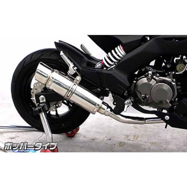 ●メーカー名：ウイルズウィン / WirusWin●商品名：Z125 PRO用 ロイヤルマフラー ポッパータイプ（フルエキゾースト）●オプション：オプションB＋D・オプション：なしはこちら・オプション：オプションBはこちら・オプション：オプションB＋Cはこちら・オプション：オプションCはこちら・オプション：オプションDはこちら商品の保証は、メーカー保証書の内容に準じます。●タイプポッパータイプ●オプション詳細【オプションB】キャタライザー（排ガス浄化触媒） 【オプションC】ブラックカーボンバージョンアップ：さらに高級感を演出するバージョンアップオプションマテリアル 【オプションD】チタンバージョンアップ：さらに高級感を演出するバージョンアップオプションマテリアル●材質オールステンレス製●仕様フルエキゾースト●音量バッフル装着時：排気音量 約88db バッフル非装着時：排気音量 約92db●備考Z125 PRO用 ロイヤルマフラーです。落ち着きのあるハイクオリティーデザインでシンプルに仕上がっています。性能面では排圧によるコントロールで低速から高速までスムーズな走行を実現しています。消音材には、上質のグラスウールとスチールウールを使用していますので、音は、静音で重低音サウンドを醸し出します。心地よい低音を堪能できます。バッフル（消音用のパーツ）を標準装備しておりますので、2種類の音量が選択できます。取り付けは加工の必要が無く、純正マフラーと付け替えるだけのボルトオンで装着できます。2ピース構造で、ジョイント部の接続にはスプリング留めを採用しています。フロントパイプとリアマフラーで分割できるフルエキゾーストマフラーです。性能を求めるためエキパイは左右に大きく迂回させて管長を長くしています。耐久性、耐腐食性の高いオールステンレス製です。WirusWinステッカー、WirusWInプレート付属。サイレンサー出口はバズーカータイプ、ポッパータイプ、スポーツタイプ、ユーロタイプの4タイプをご用意いたしました。違いはデザインのみで性能には変わりありませんので、お客様のお好みに合わせてお選び頂けます。●ご注意※エキパイからサイレンサーまで全て取り替えるフルエキゾーストタイプの商品です。サイレンサー部分だけ取り替えるスリップオンタイプではありませんのでご注意ください。※平成22年4月1日より施行された認証制度に適合する認証マフラーではありません。ご理解の程よろしくお願い致します。●■WirusWinの注意書【取り付けに関するご注意】WirusWin社の商品には、一部取り扱い説明書がついておりませんので、商品の取り付けは一般の方が行う場合でも取付けに責任を持てる方が、作業をして下さい。WirusWin社の商品は、オートバイのドレスアップ、カスタムを目的として開発 、製造されております。また、徹底的なコストの削減のためにWirusWin社が余分とみなしたものは、一切入っておりません。取付けの際、オートバイ及び商品の固体差により、ワッシャ類、ステー類の移動、追加、取外し、または、キャブレターのセッティング等を行わなければならない場合があります。その際にかかる費用につきましてはお客様で負担して頂きます。万が一、WirusWin社の商品が原因で本人または他人及び物品に損害を与えた場合、万が一商品が不適合品、不良品であってもWirusWin社および当社では責任を負い兼ねます。各自様の責任にて取り扱い下さいますよう、お願い申し上げます。メーカー車種年式型式・フレームNo.その他カワサキZ125 PRO2BJ-BR125H※商品掲載時の適合情報です。年式が新しい車両については、必ずメーカーサイトにて適合をご確認ください。
