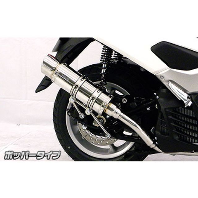 ●メーカー名：ウイルズウィン / WirusWin●商品名：NMAX用 ロイヤルマフラー ポッパータイプ●オプション：オプションE（ブラック）商品の保証は、メーカー保証書の内容に準じます。●タイプポッパータイプ●オプション詳細【オプションB】キャタライザー（排ガス浄化触媒） 【オプションC】ブラックカーボンバージョンアップ：さらに高級感を演出するバージョンアップオプションマテリアル 【オプションD】チタンバージョンアップ：さらに高級感を演出するバージョンアップオプションマテリアル 【オプションE】ビレットマフラーステー：WirusWinロゴも彫り込まれており、プレート、カラー、ボルトキャップすべてアルミ無垢材からの削り出しで製作し、シャープで超高級デザインに仕上がっています。更なるプレミアム感の演出に最適です。●材質オールステンレス製●音量バッフル装着時：排気音量 約88db（法定音量規制内） バッフル非装着時：排気音量 約91db●備考NMAX用 ロイヤルマフラーです。落ち着きのあるハイクオリティーデザインでシンプルに仕上がっています。性能面では排圧によるコントロールで低速から高速までスムーズな走行を実現、街乗り最強、高性能マフラーです。サイレンサー内部の消音材に上質のグラスウールとスチールウールを使用していますので、静音で重低音サウンドを醸し出します。心地よい低音を堪能できます。バッフル（消音用のパーツ）を標準装備しておりますので、2種類の音量が選択できます。取り付けはサイレンサーバンドを使用してしっかり2点止めで固定きます。ボルトオンで装着できます。センタースタンドはそのままで取り付けでき使用も可能です。性能面でも低中速の落ち込みをなくしスムーズな走行を実現させています。ローダウン車にも対応できるよう製作しています。サイレンサー出口はバズーカータイプ、ポッパータイプ、スポーツタイプ、ユーロタイプの4タイプをご用意いたしました。違いはデザインのみで性能には変わりありませんので、お客様のお好みに合わせてお選び頂けます。WirusWinステッカー、WirusWInプレート付属。耐久性、耐腐食性の高いオールステンレス製です。●ご注意※平成22年4月1日より施行された認証制度に適合する認証マフラーではありません。ご理解の程よろしくお願い致します。※ローダウン対応になっておりますが、極端なローダウン（30mm以上）の場合、エキパイと地面が干渉する恐れがありますのでご注意下さい。●■WirusWinの注意書【取り付けに関するご注意】WirusWin社の商品には、一部取り扱い説明書がついておりませんので、商品の取り付けは一般の方が行う場合でも取付けに責任を持てる方が、作業をして下さい。WirusWin社の商品は、オートバイのドレスアップ、カスタムを目的として開発 、製造されております。また、徹底的なコストの削減のためにWirusWin社が余分とみなしたものは、一切入っておりません。取付けの際、オートバイ及び商品の固体差により、ワッシャ類、ステー類の移動、追加、取外し、または、キャブレターのセッティング等を行わなければならない場合があります。その際にかかる費用につきましてはお客様で負担して頂きます。万が一、WirusWin社の商品が原因で本人または他人及び物品に損害を与えた場合、万が一商品が不適合品、不良品であってもWirusWin社および当社では責任を負い兼ねます。各自様の責任にて取り扱い下さいますよう、お願い申し上げます。メーカー車種年式型式・フレームNo.その他ヤマハNMAX型式：EBJ-SE86J エンジン型式：E3P8E※商品掲載時の適合情報です。年式が新しい車両については、必ずメーカーサイトにて適合をご確認ください。