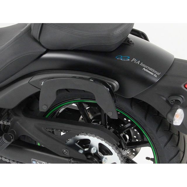 ●メーカー名：ヘプコ＆ベッカー / HEPCO＆BECKER(ヘプコアンドベッカー)●商品名：サイドソフトケースホルダー（キャリア）「C-Bow」（ブラック）●メーカー品番：630-2524-0001●JANコード：4042545545789本国に在庫がある場合、納品まで2〜3週間ほどお時間を頂きます。海外取寄の為、納期2ヶ月以内はキャンセル不可となります。商品の保証は、メーカー保証書の内容に準じます。カラーブラック備考ソフトサイドケース「StreetNEO」／「ROYSTER」／「STRAYKER」／「RUGGED」／「Buffalo」／「Liberty」／「Orbit Side case」を使用する際には「C-Bow／シーボウ」が必要です。C-Bowは車種別専用設計で確実な取付はもちろんのこと、バックを外した状態でもステーが目立たないすっきりとしたデザイン。バックの取り付け、取り外しも容易に行えます。ツーリングだけでなく、街乗りでもスマートに乗りこなしたいあなたにぴったりのアイテムです。ご注意※取り付けには多少の加工が必要な場合があります。※お客様都合による交換、返品はお受けできません。写真注意※写真は撮影時点での製品イメージです。予告なく仕様変更や色変更される場合があります。※撮影の都合上、関連商品が同時に写っている場合がありますが、お届けは表題の商品のみです。※掲載画像はイメージです。実際の商品とは色味や仕様が異なる場合がございます。メーカー車種年式型式・フレームNo.その他カワサキバルカンS2015〜※商品掲載時の適合情報です。年式が新しい車両については、必ずメーカーサイトにて適合をご確認ください。