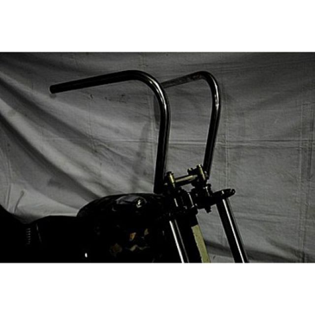 ●メーカー名：部品屋K&W / K&W(ブヒンヤケーアンドダブリュー)●商品名：ラビットバーナロータイプ●仕様：鉄製表面処理無し・仕様：ステンレスはこちら●メーカー品番：P38136商品の保証は、メーカー保証書の内容に準じます。●商品注意商品は新品ですが、一部商品（ホイール・鋳物等）は海外生産となります。製造過程上、小さな擦り傷、汚れ等ある場合がございますが、製造時、出荷時には検品を行っておりますので、出荷した商品については、部品屋K&W社の許容範囲内となりますことをご了承下さい。返品につきましてはお受けできない商品となります。箱、説明書、保証書は付属いたしません。またお客様都合でのご返品はお受けできない商品です。●備考ステンレス製ポリッシュ済みと鉄製表面処理無しがありますハンドルサイズ：幅（一番長い部分）約400ミリ、高さ（一番高い部分）約220ミリ、ライザー幅（内側）約155ミリ●写真注意※画像はイメージです。メーカー車種年式型式・フレームNo.その他スズキグラストラッカービッグボーイ※商品掲載時の適合情報です。年式が新しい車両については、必ずメーカーサイトにて適合をご確認ください。
