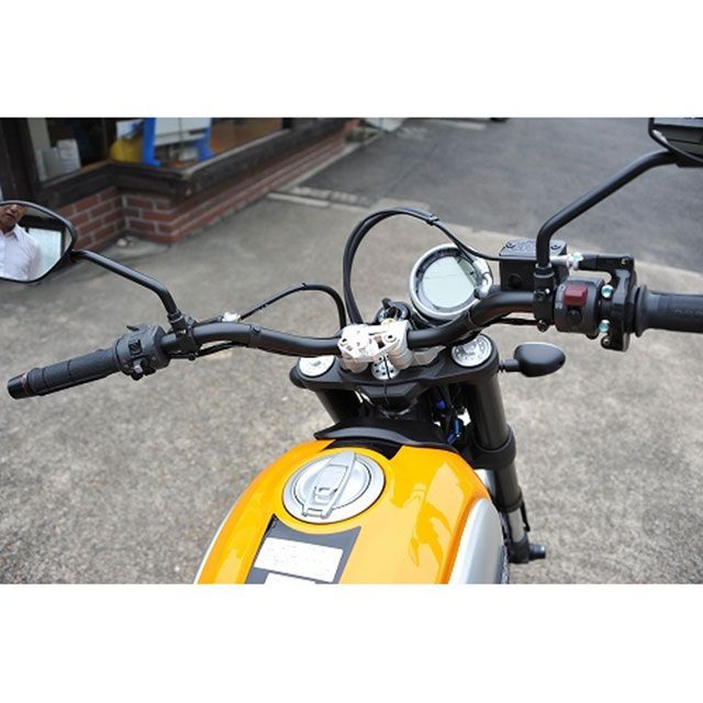 ●メーカー名：アエラ / AELLA●商品名：ハンドルバー HIGH（ブラッククロームメッキ）●メーカー品番：AE-27120 BK商品の保証は、メーカー保証書の内容に準じます。●カラーブラッククロームメッキ●ポジション幅：45mmショート ※純正比較データ●特徴■無加工にて交換可能●備考さらに乗りやすく、さらに快適にスタイリッシュも忘れずに。リーチの長い欧米人向けのハンドルポジションを、日本人の平均体型に適正化しました。ハンドルバーがもう少し短ければ・・・、さらにほんの少し低い方がナチュラルでは・・・という要望を叶えてくれるハンドルバーです。●ご注意※純正グリップヒーターの取り付けには別途穴あけ加工が必要になります。●写真注意※画像はイメージです。メーカー車種年式型式・フレームNo.その他ドゥカティシックスティ2トライアンフスクランブラー※商品掲載時の適合情報です。年式が新しい車両については、必ずメーカーサイトにて適合をご確認ください。