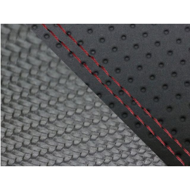 ●メーカー名：グロンドマン / Grondement●商品名：CBR1000RR（SC57） 国産シートカバー 張替 エンボス黒＆カーボン黒●仕様 赤ダブルステッチ 適合 シングル（フロント側）●メーカー品番：GH5574HC816SW40●JANコード：4573317828194商品の保証は、メーカー保証書の内容に準じます。特徴国内（日本）生産品。備考【張替仕様】車種専用設計品です。シートの型の制作から生地の仕入れ、裁断、縫製迄を全て国内（グロンドマン社）で行っており、グロンドマンスタッフが一切の妥協をする事無く製作した国産シートカバーです。張替えの際は車両のシートを忠実に再現している為、張替え後の質感は最高の仕上がりとなります。張替えはハンドタッカー（それの芯）と薄めのマイナスドライバーとラジオペンチ（芯を抜く為）があれば出来ます。一度覚えると出来ますので、色んなデザインのシートカバーを張ってみたくなる・・かもしれません。（張替え作業はタッカーの芯で怪我をしないよう注意して下さい。）ご注意【張替仕様】本製品にはシートアッセンブリー（シート本体）は含まれておりません。本製品の取り付けの際はタッカーが必要です。車種専用設計品で張替え後の質感を重視して制作しています。張替えの際に「少しシートカバー小さく無いか」と思われるかもしれませんが、品質を考えた上で車両のシートを忠実に再現して製品を制作いる為となりますのでご了承願います。なお、お客様の車両のシートが社外品だった場合は取り付けが出来ない場合が御座いますので、ご購入前にチェックして頂く必要があります。生地やその他素材（パイピング等）の色目は仕入れ時期により若干変更となる場合が御座います。写真注意※画像はカラーイメージです。カラーの詳細につきましては商品説明文もあわせてご確認下さい。※掲載画像はイメージです。実際の商品とは色味や仕様が異なる場合がございます。メーカー車種年式型式・フレームNo.その他ホンダCBR1000RRSC57シングル（フロント側）/ダブル（リア側）※商品掲載時の適合情報です。年式が新しい車両については、必ずメーカーサイトにて適合をご確認ください。