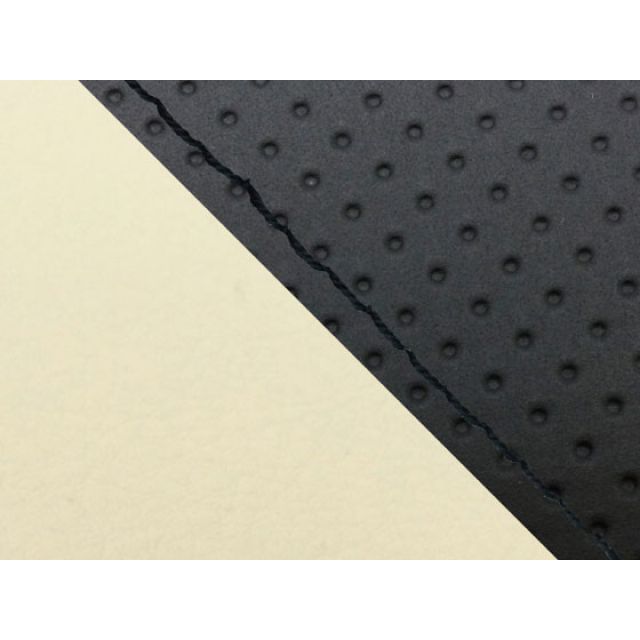 ●メーカー名：グロンドマン / Grondement●商品名：CBR1000RR（SC57） 国産シートカバー 張替 エンボス黒＆ベージュ●仕様 黒ステッチ 適合 シングル（フロント側）●メーカー品番：GH5574HC833S10●JANコード：4573317825094商品の保証は、メーカー保証書の内容に準じます。特徴国内（日本）生産品。備考【張替仕様】車種専用設計品です。シートの型の制作から生地の仕入れ、裁断、縫製迄を全て国内（グロンドマン社）で行っており、グロンドマンスタッフが一切の妥協をする事無く製作した国産シートカバーです。張替えの際は車両のシートを忠実に再現している為、張替え後の質感は最高の仕上がりとなります。張替えはハンドタッカー（それの芯）と薄めのマイナスドライバーとラジオペンチ（芯を抜く為）があれば出来ます。一度覚えると出来ますので、色んなデザインのシートカバーを張ってみたくなる・・かもしれません。（張替え作業はタッカーの芯で怪我をしないよう注意して下さい。）ご注意【張替仕様】本製品にはシートアッセンブリー（シート本体）は含まれておりません。本製品の取り付けの際はタッカーが必要です。車種専用設計品で張替え後の質感を重視して制作しています。張替えの際に「少しシートカバー小さく無いか」と思われるかもしれませんが、品質を考えた上で車両のシートを忠実に再現して製品を制作いる為となりますのでご了承願います。なお、お客様の車両のシートが社外品だった場合は取り付けが出来ない場合が御座いますので、ご購入前にチェックして頂く必要があります。生地やその他素材（パイピング等）の色目は仕入れ時期により若干変更となる場合が御座います。写真注意※画像はカラーイメージです。カラーの詳細につきましては商品説明文もあわせてご確認下さい。※掲載画像はイメージです。実際の商品とは色味や仕様が異なる場合がございます。メーカー車種年式型式・フレームNo.その他ホンダCBR1000RRSC57シングル（フロント側）/ダブル（リア側）※商品掲載時の適合情報です。年式が新しい車両については、必ずメーカーサイトにて適合をご確認ください。