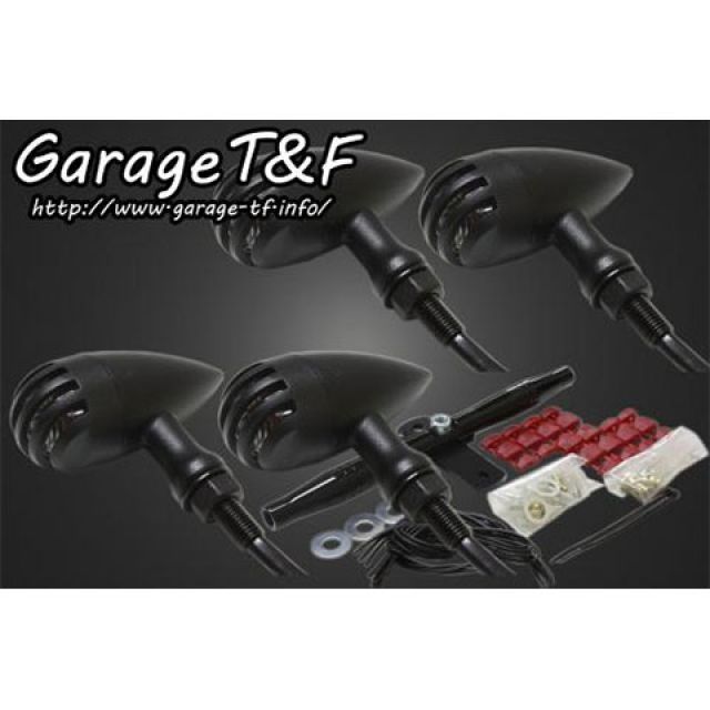 ●メーカー名：ガレージT&F / T&F(ガレージティーアンドエフ)●商品名：バードゲージウィンカータイプ2 ダークレンズ仕様 キット●ウィンカー ブラック ゲージ ブラック ウィンカーステー ブラック●メーカー品番：・GT250WK23BK商品の保証は、メーカー保証書の内容に準じます。材質ウィンカーボディー：アルミ製 レンズ：プラスチック製 ウィンカーステー：アルミ製サイズレンズ径：34φ ゲージ径：39φ 全長87mm 取り付けネジ径：M10-P1.25仕様・ダークレンズ ・バルブ：12V23W備考車種専用取り付けステー付きで簡単ボルトオン。こちらのウィンカーは「鋳物」製法（砂型）で作られている商品です。製品1つ1つが違う顔を持ち独特のビンテージ感がございます。ハイテクマシーンでは作りえることが出来ない昔ながらのウィンカーです。ご注意※製品1つ1つにバラツキが有り、砂型特有の巣穴などございます。砂型商品と言うことをご理解の上、お買い求め下さい。（しかしながら、アンティーク感は抜群にございます！）※装着写真は、スモールブレットウィンカーを取り付けした際のイメージです。参考にどうぞ！！※掲載画像はイメージです。実際の商品とは色味や仕様が異なる場合がございます。メーカー車種年式型式・フレームNo.その他スズキグラストラッカースズキグラストラッカービッグボーイ※商品掲載時の適合情報です。年式が新しい車両については、必ずメーカーサイトにて適合をご確認ください。