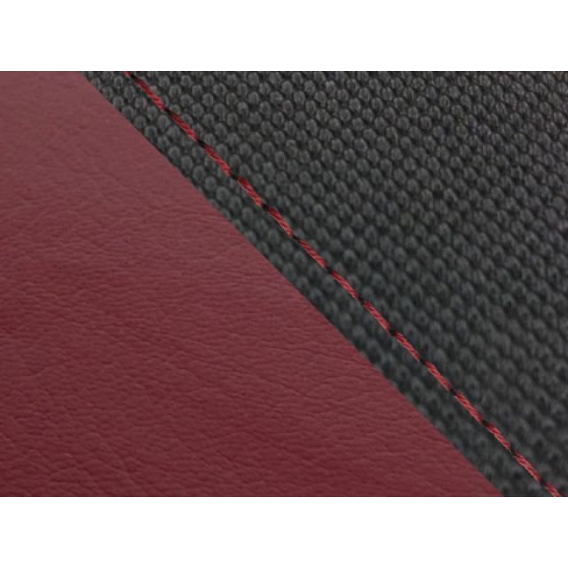 ●メーカー名：グロンドマン / Grondement●商品名：CBR1000RR（SC57） 国産シートカバー 張替 スベラーヌ黒＆ワインレッド●仕様 赤ステッチ 適合 シングル（フロント側）●メーカー品番：GH5574HC4635S40●JANコード：4573317826930商品の保証は、メーカー保証書の内容に準じます。特徴国内（日本）生産品。備考【張替仕様】車種専用設計品です。シートの型の制作から生地の仕入れ、裁断、縫製迄を全て国内（グロンドマン社）で行っており、グロンドマンスタッフが一切の妥協をする事無く製作した国産シートカバーです。張替えの際は車両のシートを忠実に再現している為、張替え後の質感は最高の仕上がりとなります。張替えはハンドタッカー（それの芯）と薄めのマイナスドライバーとラジオペンチ（芯を抜く為）があれば出来ます。一度覚えると出来ますので、色んなデザインのシートカバーを張ってみたくなる・・かもしれません。（張替え作業はタッカーの芯で怪我をしないよう注意して下さい。）ご注意【張替仕様】本製品にはシートアッセンブリー（シート本体）は含まれておりません。本製品の取り付けの際はタッカーが必要です。車種専用設計品で張替え後の質感を重視して制作しています。張替えの際に「少しシートカバー小さく無いか」と思われるかもしれませんが、品質を考えた上で車両のシートを忠実に再現して製品を制作いる為となりますのでご了承願います。なお、お客様の車両のシートが社外品だった場合は取り付けが出来ない場合が御座いますので、ご購入前にチェックして頂く必要があります。生地やその他素材（パイピング等）の色目は仕入れ時期により若干変更となる場合が御座います。写真注意※画像はカラーイメージです。カラーの詳細につきましては商品説明文もあわせてご確認下さい。※掲載画像はイメージです。実際の商品とは色味や仕様が異なる場合がございます。メーカー車種年式型式・フレームNo.その他ホンダCBR1000RRSC57シングル（フロント側）/ダブル（リア側）※商品掲載時の適合情報です。年式が新しい車両については、必ずメーカーサイトにて適合をご確認ください。