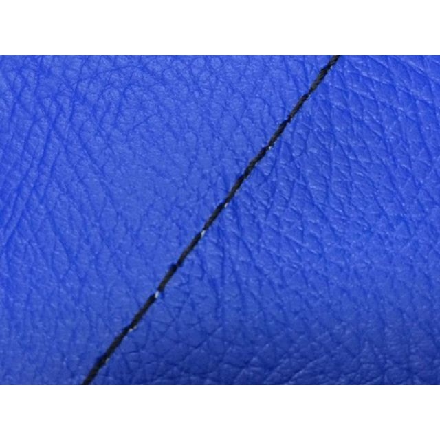 ●メーカー名：グロンドマン / Grondement●商品名：ハンターカブ（CT110/鉄爪） グロンドマン国産シートカバー 張替（青）●仕様：黒ステッチ・仕様：黒パイピングはこちら・仕様：白パイピングはこちら・仕様：赤パイピングはこちら・仕様：青パイピングはこちら・仕様：黄パイピングはこちら・仕様：透明ステッチはこちら・仕様：赤ステッチはこちら●メーカー品番：GH5571HC50S10●JANコード：4573317775450商品の保証は、メーカー保証書の内容に準じます。●仕様張替●カラー本体：青●備考車種毎に専用の型から制作している全てグロンドマン生産のグロンドマンオリジナルのシートカバーです。型の制作から生地の仕入れ・裁断・縫製までを一貫してグロンドマンで行っており、限りなく品質を追求したシートカバーとなっております。耐久性を考慮して厚めの生地を使用。張替え後の質感は最高の仕上がりとなります。本製品はタッカーでシートに貼り付けていく仕様となっております。張替作業には、元のシート表皮を外す為のマイナスドライバーとラジオペンチ、またシート本体にタッカー針を打ち込む為のハンドタッカーが必要となります。張替作業のイメージはグロンドマンのシートカバーカタログページを見てみて下さい。またこちらのページには様々なカラーバリエーションのシートカバーラインナップが掲載されています。本製品以外のカラーも探してみて下さい。（車種によりカラー設定が異なる場合が御座います。）●ご注意※純正品以外のシートには取り付け出来ませんので、お求めの際はご自身の車両のシートが純正かどうかをお確かめ下さい。※本製品はシート本体は含まれておりません。※取り付けにはタッカーが必要になります。取り付けの際に製品によっては本製品のシートカバーが小さく感じる場合が御座いますが、これは張替え後の質感を考慮した上で、あえてタイトにシートカバーを制作している為です。※受注生産品となります。時期、天候、運送状況により予告無く納期が変動する場合が御座います。商品の延着による保証は一切致しかねますので、予めご了承願います。●写真注意※画像はイメージ画像となります。車種によりパイピングの位置や本数が異なりますので予めご了承願います。カラーパターンに関しましては商品説明を御覧ください。メーカー車種年式型式・フレームNo.その他ホンダハンターカブ（CT110/鉄爪）※商品掲載時の適合情報です。年式が新しい車両については、必ずメーカーサイトにて適合をご確認ください。