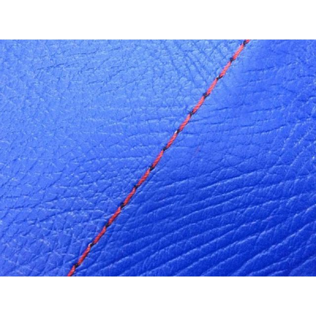 ●メーカー名：グロンドマン / Grondement●商品名：FZ1 フェザー（10年〜）タンデム（リア側） グロンドマン国産シートカバー 張替（青）●仕様 赤ステッチ・仕様：透明ステッチはこちら・仕様：黒ステッチはこちら・仕様：透明ダブルステッチはこちら・仕様：黒ダブルステッチはこちら・仕様：赤ダブルステッチはこちら●メーカー品番：GH5566YC50S40●JANコード：4573317849779商品の保証は、メーカー保証書の内容に準じます。仕様張替カラー本体：青備考車種毎に専用の型から制作している全てグロンドマン生産のグロンドマンオリジナルのシートカバーです。型の制作から生地の仕入れ・裁断・縫製までを一貫してグロンドマンで行っており、限りなく品質を追求したシートカバーとなっております。耐久性を考慮して厚めの生地を使用。張替え後の質感は最高の仕上がりとなります。本製品はタッカーでシートに貼り付けていく仕様となっております。張替作業には、元のシート表皮を外す為のマイナスドライバーとラジオペンチ、またシート本体にタッカー針を打ち込む為のハンドタッカーが必要となります。張替作業のイメージはグロンドマンのシートカバーカタログページを見てみて下さい。またこちらのページには様々なカラーバリエーションのシートカバーラインナップが掲載されています。本製品以外のカラーも探してみて下さい。（車種によりカラー設定が異なる場合が御座います。）ご注意※純正品以外のシートには取り付け出来ませんので、お求めの際はご自身の車両のシートが純正かどうかをお確かめ下さい。※本製品はシート本体は含まれておりません。※取り付けにはタッカーが必要になります。取り付けの際に製品によっては本製品のシートカバーが小さく感じる場合が御座いますが、これは張替え後の質感を考慮した上で、あえてタイトにシートカバーを制作している為です。※受注生産品となります。時期、天候、運送状況により予告無く納期が変動する場合が御座います。商品の延着による保証は一切致しかねますので、予めご了承願います。写真注意※画像はイメージ画像となります。車種によりパイピングの位置や本数が異なりますので予めご了承願います。カラーパターンに関しましては商品説明を御覧ください。※掲載画像はイメージです。実際の商品とは色味や仕様が異なる場合がございます。メーカー車種年式型式・フレームNo.その他ヤマハFZ1 フェザー2010〜タンデム（リア側）※商品掲載時の適合情報です。年式が新しい車両については、必ずメーカーサイトにて適合をご確認ください。