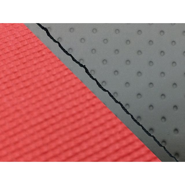 ●メーカー名：グロンドマン / Grondement●商品名：FZ1 フェザー（10年〜）タンデム（リア側） グロンドマン国産シートカバー 張替（エンボスグレー・スベラーヌレッド）●仕様 黒ステッチ・仕様：透明ステッチはこちら・仕様：赤ステッチはこちら・仕様：透明ダブルステッチはこちら・仕様：黒ダブルステッチはこちら・仕様：赤ダブルステッチはこちら●メーカー品番：GH5566YC1244S10●JANコード：4573317853790商品の保証は、メーカー保証書の内容に準じます。仕様張替カラー本体：エンボスグレー・スベラーヌレッド備考車種毎に専用の型から制作している全てグロンドマン生産のグロンドマンオリジナルのシートカバーです。型の制作から生地の仕入れ・裁断・縫製までを一貫してグロンドマンで行っており、限りなく品質を追求したシートカバーとなっております。耐久性を考慮して厚めの生地を使用。張替え後の質感は最高の仕上がりとなります。本製品はタッカーでシートに貼り付けていく仕様となっております。張替作業には、元のシート表皮を外す為のマイナスドライバーとラジオペンチ、またシート本体にタッカー針を打ち込む為のハンドタッカーが必要となります。張替作業のイメージはグロンドマンのシートカバーカタログページを見てみて下さい。またこちらのページには様々なカラーバリエーションのシートカバーラインナップが掲載されています。本製品以外のカラーも探してみて下さい。（車種によりカラー設定が異なる場合が御座います。）ご注意※純正品以外のシートには取り付け出来ませんので、お求めの際はご自身の車両のシートが純正かどうかをお確かめ下さい。※本製品はシート本体は含まれておりません。※取り付けにはタッカーが必要になります。取り付けの際に製品によっては本製品のシートカバーが小さく感じる場合が御座いますが、これは張替え後の質感を考慮した上で、あえてタイトにシートカバーを制作している為です。※受注生産品となります。時期、天候、運送状況により予告無く納期が変動する場合が御座います。商品の延着による保証は一切致しかねますので、予めご了承願います。写真注意※画像はイメージ画像となります。車種によりパイピングの位置や本数が異なりますので予めご了承願います。カラーパターンに関しましては商品説明を御覧ください。※掲載画像はイメージです。実際の商品とは色味や仕様が異なる場合がございます。メーカー車種年式型式・フレームNo.その他ヤマハFZ1 フェザー2010〜タンデム（リア側）※商品掲載時の適合情報です。年式が新しい車両については、必ずメーカーサイトにて適合をご確認ください。