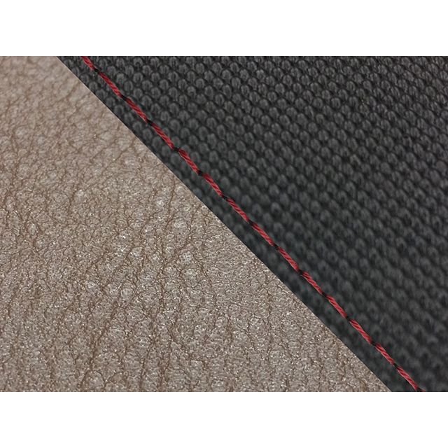 ●メーカー名：グロンドマン / Grondement●商品名：FZ1 フェザー（10年〜）タンデム（リア側） グロンドマン国産シートカバー 張替（スベラーヌブラック・ダークブラウン）●仕様 赤ステッチ・仕様：透明ステッチはこちら・仕様：黒ステッチはこちら・仕様：透明ダブルステッチはこちら・仕様：黒ダブルステッチはこちら・仕様：赤ダブルステッチはこちら●メーカー品番：GH5566YC4650S40●JANコード：4573317854735商品の保証は、メーカー保証書の内容に準じます。仕様張替カラー本体：スベラーヌブラック・ダークブラウン備考車種毎に専用の型から制作している全てグロンドマン生産のグロンドマンオリジナルのシートカバーです。型の制作から生地の仕入れ・裁断・縫製までを一貫してグロンドマンで行っており、限りなく品質を追求したシートカバーとなっております。耐久性を考慮して厚めの生地を使用。張替え後の質感は最高の仕上がりとなります。本製品はタッカーでシートに貼り付けていく仕様となっております。張替作業には、元のシート表皮を外す為のマイナスドライバーとラジオペンチ、またシート本体にタッカー針を打ち込む為のハンドタッカーが必要となります。張替作業のイメージはグロンドマンのシートカバーカタログページを見てみて下さい。またこちらのページには様々なカラーバリエーションのシートカバーラインナップが掲載されています。本製品以外のカラーも探してみて下さい。（車種によりカラー設定が異なる場合が御座います。）ご注意※純正品以外のシートには取り付け出来ませんので、お求めの際はご自身の車両のシートが純正かどうかをお確かめ下さい。※本製品はシート本体は含まれておりません。※取り付けにはタッカーが必要になります。取り付けの際に製品によっては本製品のシートカバーが小さく感じる場合が御座いますが、これは張替え後の質感を考慮した上で、あえてタイトにシートカバーを制作している為です。※受注生産品となります。時期、天候、運送状況により予告無く納期が変動する場合が御座います。商品の延着による保証は一切致しかねますので、予めご了承願います。写真注意※画像はイメージ画像となります。車種によりパイピングの位置や本数が異なりますので予めご了承願います。カラーパターンに関しましては商品説明を御覧ください。※掲載画像はイメージです。実際の商品とは色味や仕様が異なる場合がございます。メーカー車種年式型式・フレームNo.その他ヤマハFZ1 フェザー2010〜タンデム（リア側）※商品掲載時の適合情報です。年式が新しい車両については、必ずメーカーサイトにて適合をご確認ください。