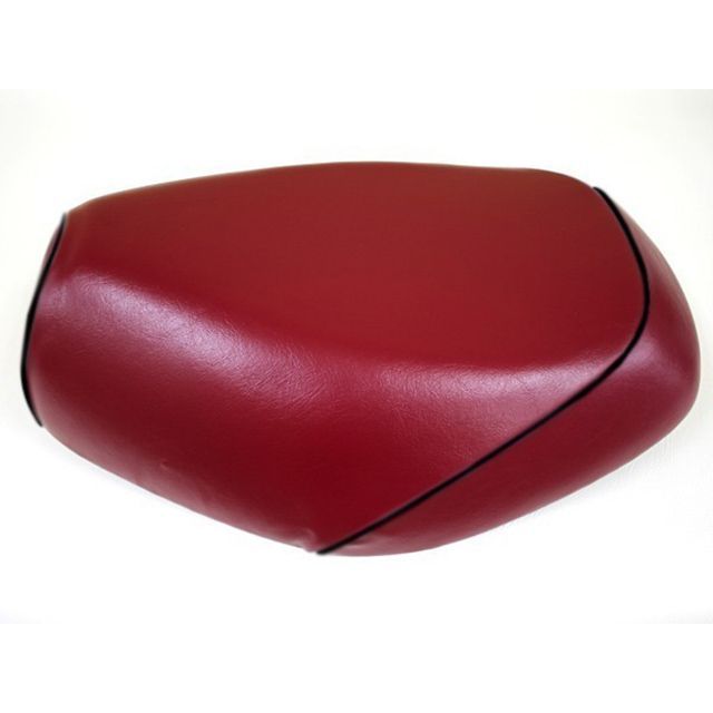 ●メーカー名：グロンドマン / Grondement●商品名：Gダッシュ 2型 グロンドマン国産シートカバー 張替（ワインレッド）●仕様 黒パイピング・仕様：白パイピングはこちら・仕様：赤パイピングはこちら・仕様：青パイピングはこちら・仕様：黄パイピングはこちら・仕様：透明ステッチはこちら・仕様：黒ステッチはこちら・仕様：赤ステッチはこちら●メーカー品番：GH34HC350P10●JANコード：4573317893376商品の保証は、メーカー保証書の内容に準じます。仕様張替カラー本体：ワインレッド備考車種毎に専用の型から制作している全てグロンドマン生産のグロンドマンオリジナルのシートカバーです。型の制作から生地の仕入れ・裁断・縫製までを一貫してグロンドマンで行っており、限りなく品質を追求したシートカバーとなっております。耐久性を考慮して厚めの生地を使用。張替え後の質感は最高の仕上がりとなります。本製品はタッカーでシートに貼り付けていく仕様となっております。張替作業には、元のシート表皮を外す為のマイナスドライバーとラジオペンチ、またシート本体にタッカー針を打ち込む為のハンドタッカーが必要となります。張替作業のイメージはグロンドマンのシートカバーカタログページを見てみて下さい。またこちらのページには様々なカラーバリエーションのシートカバーラインナップが掲載されています。本製品以外のカラーも探してみて下さい。（車種によりカラー設定が異なる場合が御座います。）ご注意※純正品以外のシートには取り付け出来ませんので、お求めの際はご自身の車両のシートが純正かどうかをお確かめ下さい。※本製品はシート本体は含まれておりません。※取り付けにはタッカーが必要になります。取り付けの際に製品によっては本製品のシートカバーが小さく感じる場合が御座いますが、これは張替え後の質感を考慮した上で、あえてタイトにシートカバーを制作している為です。※受注生産品となります。時期、天候、運送状況により予告無く納期が変動する場合が御座います。商品の延着による保証は一切致しかねますので、予めご了承願います。写真注意※画像はイメージ画像となります。車種によりパイピングの位置や本数が異なりますので予めご了承願います。カラーパターンに関しましては商品説明を御覧ください。※掲載画像はイメージです。実際の商品とは色味や仕様が異なる場合がございます。メーカー車種年式型式・フレームNo.その他ホンダGダッシュ 2型※商品掲載時の適合情報です。年式が新しい車両については、必ずメーカーサイトにて適合をご確認ください。