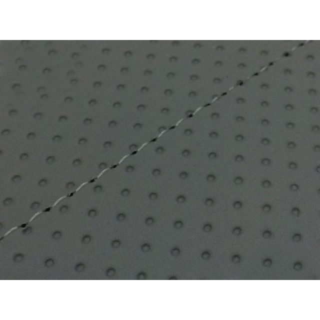 ●メーカー名：グロンドマン / Grondement●商品名：クロスカブ（JA10/CC110） 国産シートカバー エンボス灰●タイプ 張替 仕様 透明ステッチ●メーカー品番：GH5573HC120S0●JANコード：4573317788641商品の保証は、メーカー保証書の内容に準じます。特徴国内（日本）生産品。備考【張替仕様】車種専用設計品です。シートの型の制作から生地の仕入れ、裁断、縫製迄を全て国内（グロンドマン社）で行っており、グロンドマンスタッフが一切の妥協をする事無く製作した国産シートカバーです。張替えの際は車両のシートを忠実に再現している為、張替え後の質感は最高の仕上がりとなります。張替えはハンドタッカー（それの芯）と薄めのマイナスドライバーとラジオペンチ（芯を抜く為）があれば出来ます。一度覚えると出来ますので、色んなデザインのシートカバーを張ってみたくなる・・かもしれません。（張替え作業はタッカーの芯で怪我をしないよう注意して下さい。）【被せ仕様】工具要らず！被せるだけのシートカバーです。装着後はまるでシートカバーを張り替えたかのような質感です。生地の仕入れから裁断・縫製もグロンドマン社で管理しており、この品質はグロンドマンだからこそ出来る業です。工具無しでシートのイメージを一新出来るグロンドマン国産シートカバーを是非、一度お試し下さい。ご注意【張替仕様】本製品にはシートアッセンブリー（シート本体）は含まれておりません。本製品の取り付けの際はタッカーが必要です。車種専用設計品で張替え後の質感を重視して制作しています。張替えの際に「少しシートカバー小さく無いか」と思われるかもしれませんが、品質を考えた上で車両のシートを忠実に再現して製品を制作いる為となりますのでご了承願います。なお、お客様の車両のシートが社外品だった場合は取り付けが出来ない場合が御座いますので、ご購入前にチェックして頂く必要があります。生地やその他素材（パイピング等）の色目は仕入れ時期により若干変更となる場合が御座います。【被せ仕様】本製品にはシートアッセンブリー（シート本体）は含まれておりません。シート表皮のみの販売となります。本製品は被せるだけで装着が可能ですが、装着後の質感を重視して制作しております。「このシートカバー少し小さく無いか」と思われるかもしれませんが、これは被せ後の質感を張替え同様の美しさに仕上げる為です。その為、シートの形状により取り付けに力がいる場合が御座いますのでご注意下さい。車種専用設計品です。お客様の車両のシートが社外品だった場合は取り付けが出来ない場合が御座いますので、ご購入前にチェックして頂く必要があります。生地やその他素材（パイピング等）の色目は仕入れ時期により若干変更となる場合が御座います。写真注意※画像はカラーイメージです。カラーの詳細につきましては商品説明文もあわせてご確認下さい。※掲載画像はイメージです。実際の商品とは色味や仕様が異なる場合がございます。メーカー車種年式型式・フレームNo.その他ホンダクロスカブJA10/CC110※商品掲載時の適合情報です。年式が新しい車両については、必ずメーカーサイトにて適合をご確認ください。