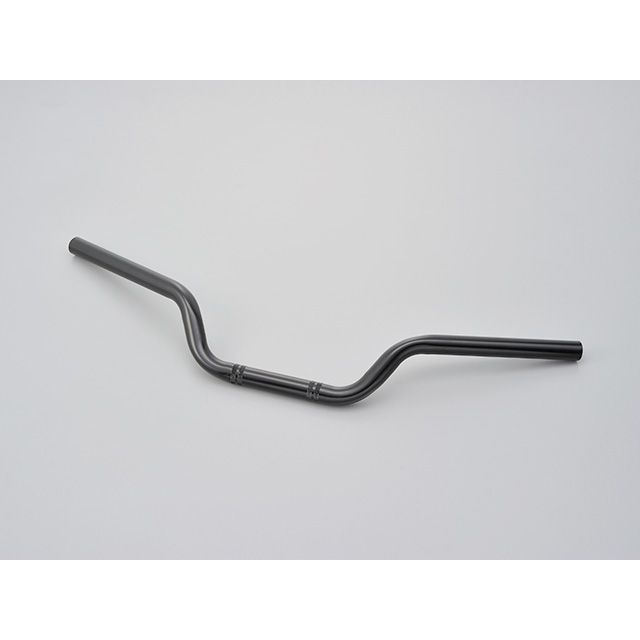 ●メーカー名：デイトナ / DAYTONA●商品名：40Bハンドル（ブラック）●メーカー品番：95227●JANコード：4909449513392商品の保証は、メーカー保証書の内容に準じます。カラーブラックサイズハンドル外径：φ25.4備考ハンドルを少し手前に引いて快適度をアップ。純正ハンドルだと「ちょっとハンドルが遠いなあ〜」という方に最適な40Bハンドルシリーズ。ハンドルの垂れ角/絞り角はそのまま、純正に対してハンドル幅を20mmせまく、グリップの位置を40mm手前に引いた形状です。コントロールスイッチ、ブレーキホルダーの位置合わせ穴は、純正とほぼ同じ位置に左右に1か所ずつ開けてありますので、スイッチボックスの加工も不要。ボルトオンで取付可能です。ご注意※取付作業時は、仮装着状態でハンドルを左右限界まで慎重に動かし、ハンドルバー、コントロールスイッチ等が燃料タンクに接触しないことや、ブレーキホース、ワイヤーハーネス等が張り過ぎていないかを必ず確認してください。※掲載画像はイメージです。実際の商品とは色味や仕様が異なる場合がございます。メーカー車種年式型式・フレームNo.その他ホンダREBEL250/5002017MC49/PC60※ABS車取付不可。※商品掲載時の適合情報です。年式が新しい車両については、必ずメーカーサイトにて適合をご確認ください。