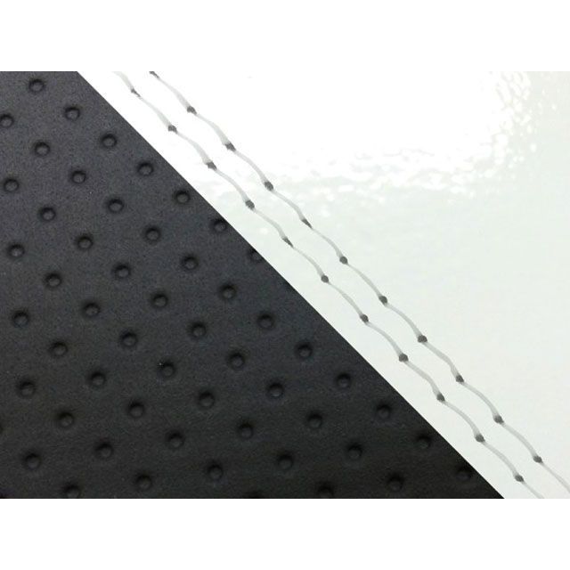 ●メーカー名：グロンドマン / Grondement●商品名：グロム 国産シートカバー エナメルホワイト＆エンボス黒●タイプ 張替 仕様 透明ダブルステッチ・タイプ：張替 仕様：黒ステッチはこちら・タイプ：張替 仕様：黒ダブルステッチはこちら・タイプ：張替 仕様：赤ステッチはこちら・タイプ：張替 仕様：赤ダブルステッチはこちら・タイプ：張替 仕様：透明ステッチはこちら・タイプ：被せ 仕様：黒ステッチはこちら・タイプ：被せ 仕様：赤ステッチはこちら・タイプ：被せ 仕様：透明ステッチはこちら●メーカー品番：GH5568HC588SW0●JANコード：4573317771827商品の保証は、メーカー保証書の内容に準じます。特徴国内（日本）生産品。備考【張替仕様】車種専用設計品です。シートの型の制作から生地の仕入れ、裁断、縫製迄を全て国内（グロンドマン社）で行っており、グロンドマンスタッフが一切の妥協をする事無く製作した国産シートカバーです。張替えの際は車両のシートを忠実に再現している為、張替え後の質感は最高の仕上がりとなります。張替えはハンドタッカー（それの芯）と薄めのマイナスドライバーとラジオペンチ（芯を抜く為）があれば出来ます。一度覚えると出来ますので、色んなデザインのシートカバーを張ってみたくなる・・かもしれません。（張替え作業はタッカーの芯で怪我をしないよう注意して下さい。）【被せ仕様】工具要らず！被せるだけのシートカバーです。装着後はまるでシートカバーを張り替えたかのような質感です。生地の仕入れから裁断・縫製もグロンドマン社で管理しており、この品質はグロンドマンだからこそ出来る業です。工具無しでシートのイメージを一新出来るグロンドマン国産シートカバーを是非、一度お試し下さい。ご注意【張替仕様】本製品にはシートアッセンブリー（シート本体）は含まれておりません。本製品の取り付けの際はタッカーが必要です。車種専用設計品で張替え後の質感を重視して制作しています。張替えの際に「少しシートカバー小さく無いか」と思われるかもしれませんが、品質を考えた上で車両のシートを忠実に再現して製品を制作いる為となりますのでご了承願います。なお、お客様の車両のシートが社外品だった場合は取り付けが出来ない場合が御座いますので、ご購入前にチェックして頂く必要があります。生地やその他素材（パイピング等）の色目は仕入れ時期により若干変更となる場合が御座います。【被せ仕様】本製品にはシートアッセンブリー（シート本体）は含まれておりません。シート表皮のみの販売となります。本製品は被せるだけで装着が可能ですが、装着後の質感を重視して制作しております。「このシートカバー少し小さく無いか」と思われるかもしれませんが、これは被せ後の質感を張替え同様の美しさに仕上げる為です。その為、シートの形状により取り付けに力がいる場合が御座いますのでご注意下さい。車種専用設計品です。お客様の車両のシートが社外品だった場合は取り付けが出来ない場合が御座いますので、ご購入前にチェックして頂く必要があります。生地やその他素材（パイピング等）の色目は仕入れ時期により若干変更となる場合が御座います。写真注意※画像はカラーイメージです。カラーの詳細につきましては商品説明文もあわせてご確認下さい。※掲載画像はイメージです。実際の商品とは色味や仕様が異なる場合がございます。メーカー車種年式型式・フレームNo.その他ホンダグロム※商品掲載時の適合情報です。年式が新しい車両については、必ずメーカーサイトにて適合をご確認ください。