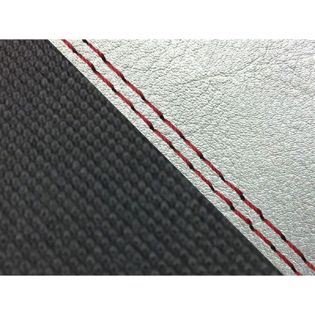 ●メーカー名：グロンドマン / Grondement●商品名：グロム 国産シートカバー シルバー＆スベラーヌブラック●タイプ 張替 仕様 赤ダブルステッチ・タイプ：張替 仕様：黒ステッチはこちら・タイプ：張替 仕様：黒ダブルステッチはこちら・タイプ：張替 仕様：赤ステッチはこちら・タイプ：張替 仕様：透明ステッチはこちら・タイプ：張替 仕様：透明ダブルステッチはこちら・タイプ：被せ 仕様：黒ステッチはこちら・タイプ：被せ 仕様：赤ステッチはこちら・タイプ：被せ 仕様：透明ステッチはこちら●メーカー品番：GH5568HC5446SW40●JANコード：4573317772855商品の保証は、メーカー保証書の内容に準じます。特徴国内（日本）生産品。備考【張替仕様】車種専用設計品です。シートの型の制作から生地の仕入れ、裁断、縫製迄を全て国内（グロンドマン社）で行っており、グロンドマンスタッフが一切の妥協をする事無く製作した国産シートカバーです。張替えの際は車両のシートを忠実に再現している為、張替え後の質感は最高の仕上がりとなります。張替えはハンドタッカー（それの芯）と薄めのマイナスドライバーとラジオペンチ（芯を抜く為）があれば出来ます。一度覚えると出来ますので、色んなデザインのシートカバーを張ってみたくなる・・かもしれません。（張替え作業はタッカーの芯で怪我をしないよう注意して下さい。）【被せ仕様】工具要らず！被せるだけのシートカバーです。装着後はまるでシートカバーを張り替えたかのような質感です。生地の仕入れから裁断・縫製もグロンドマン社で管理しており、この品質はグロンドマンだからこそ出来る業です。工具無しでシートのイメージを一新出来るグロンドマン国産シートカバーを是非、一度お試し下さい。ご注意【張替仕様】本製品にはシートアッセンブリー（シート本体）は含まれておりません。本製品の取り付けの際はタッカーが必要です。車種専用設計品で張替え後の質感を重視して制作しています。張替えの際に「少しシートカバー小さく無いか」と思われるかもしれませんが、品質を考えた上で車両のシートを忠実に再現して製品を制作いる為となりますのでご了承願います。なお、お客様の車両のシートが社外品だった場合は取り付けが出来ない場合が御座いますので、ご購入前にチェックして頂く必要があります。生地やその他素材（パイピング等）の色目は仕入れ時期により若干変更となる場合が御座います。【被せ仕様】本製品にはシートアッセンブリー（シート本体）は含まれておりません。シート表皮のみの販売となります。本製品は被せるだけで装着が可能ですが、装着後の質感を重視して制作しております。「このシートカバー少し小さく無いか」と思われるかもしれませんが、これは被せ後の質感を張替え同様の美しさに仕上げる為です。その為、シートの形状により取り付けに力がいる場合が御座いますのでご注意下さい。車種専用設計品です。お客様の車両のシートが社外品だった場合は取り付けが出来ない場合が御座いますので、ご購入前にチェックして頂く必要があります。生地やその他素材（パイピング等）の色目は仕入れ時期により若干変更となる場合が御座います。写真注意※画像はカラーイメージです。カラーの詳細につきましては商品説明文もあわせてご確認下さい。※掲載画像はイメージです。実際の商品とは色味や仕様が異なる場合がございます。メーカー車種年式型式・フレームNo.その他ホンダグロム※商品掲載時の適合情報です。年式が新しい車両については、必ずメーカーサイトにて適合をご確認ください。