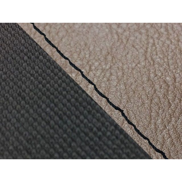 ●メーカー名：グロンドマン / Grondement●商品名：グロム 国産シートカバー ダークブラウン＆スベラーヌブラック●タイプ 張替 仕様 黒ステッチ・タイプ：張替 仕様：黒ダブルステッチはこちら・タイプ：張替 仕様：赤ステッチはこちら・タイプ：張替 仕様：赤ダブルステッチはこちら・タイプ：張替 仕様：透明ステッチはこちら・タイプ：張替 仕様：透明ダブルステッチはこちら・タイプ：被せ 仕様：黒ステッチはこちら・タイプ：被せ 仕様：赤ステッチはこちら・タイプ：被せ 仕様：透明ステッチはこちら●メーカー品番：GH5568HC5046S10●JANコード：4573317769985商品の保証は、メーカー保証書の内容に準じます。特徴国内（日本）生産品。備考【張替仕様】車種専用設計品です。シートの型の制作から生地の仕入れ、裁断、縫製迄を全て国内（グロンドマン社）で行っており、グロンドマンスタッフが一切の妥協をする事無く製作した国産シートカバーです。張替えの際は車両のシートを忠実に再現している為、張替え後の質感は最高の仕上がりとなります。張替えはハンドタッカー（それの芯）と薄めのマイナスドライバーとラジオペンチ（芯を抜く為）があれば出来ます。一度覚えると出来ますので、色んなデザインのシートカバーを張ってみたくなる・・かもしれません。（張替え作業はタッカーの芯で怪我をしないよう注意して下さい。）【被せ仕様】工具要らず！被せるだけのシートカバーです。装着後はまるでシートカバーを張り替えたかのような質感です。生地の仕入れから裁断・縫製もグロンドマン社で管理しており、この品質はグロンドマンだからこそ出来る業です。工具無しでシートのイメージを一新出来るグロンドマン国産シートカバーを是非、一度お試し下さい。ご注意【張替仕様】本製品にはシートアッセンブリー（シート本体）は含まれておりません。本製品の取り付けの際はタッカーが必要です。車種専用設計品で張替え後の質感を重視して制作しています。張替えの際に「少しシートカバー小さく無いか」と思われるかもしれませんが、品質を考えた上で車両のシートを忠実に再現して製品を制作いる為となりますのでご了承願います。なお、お客様の車両のシートが社外品だった場合は取り付けが出来ない場合が御座いますので、ご購入前にチェックして頂く必要があります。生地やその他素材（パイピング等）の色目は仕入れ時期により若干変更となる場合が御座います。【被せ仕様】本製品にはシートアッセンブリー（シート本体）は含まれておりません。シート表皮のみの販売となります。本製品は被せるだけで装着が可能ですが、装着後の質感を重視して制作しております。「このシートカバー少し小さく無いか」と思われるかもしれませんが、これは被せ後の質感を張替え同様の美しさに仕上げる為です。その為、シートの形状により取り付けに力がいる場合が御座いますのでご注意下さい。車種専用設計品です。お客様の車両のシートが社外品だった場合は取り付けが出来ない場合が御座いますので、ご購入前にチェックして頂く必要があります。生地やその他素材（パイピング等）の色目は仕入れ時期により若干変更となる場合が御座います。写真注意※画像はカラーイメージです。カラーの詳細につきましては商品説明文もあわせてご確認下さい。※掲載画像はイメージです。実際の商品とは色味や仕様が異なる場合がございます。メーカー車種年式型式・フレームNo.その他ホンダグロム※商品掲載時の適合情報です。年式が新しい車両については、必ずメーカーサイトにて適合をご確認ください。