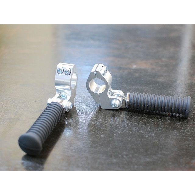 ●メーカー名：ケイ＆エイチ / K&H(ケイアンドエイチ)●商品名：フットレスト●年式 2014・年式：2013はこちら・年式：2015はこちら・年式：2016はこちら●メーカー品番：P-003商品の保証は、メーカー保証書の内容に準じます。備考フットレストは、標準ステップから最大22cm前方にセットすることが出来ます。足を前方に移すことが出来ますので、膝の曲がりが緩やかになり、長時間走行の足腰の負担を軽減します。ステップは可倒式で、車体側への加工は一切必要無くボルトON装着が可能です。ホルダー部は、無垢材のA2017（ジュラルミン）をマシニングセンタ（コンピューター数値制御） にて切削加工し、アルマイト仕上げとなります。ご注意※R1200GS ADV等の純正・社外品含むエンジンプロテクターバー装着車両ですと、参考画像より少し手前に足を掛けるようになります。※フットレストは、長時間の高速道路などでの巡航時にのみご使用下さい。※市街地などストップ＆ゴーの多い場所では使用しないで下さい。※フットレストを使用しないときは、必ずステップを車体側に折り畳んで下さい。※フットレスト上でスタンディングは絶対にしないで下さい。※装着に当たっては、付属の説明書に従い取り付けを行って下さい。※生命に関わる重大事故の原因になるおそれがありますので、上記の注意事項を必ず守ってご使用下さい。※掲載画像はイメージです。実際の商品とは色味や仕様が異なる場合がございます。メーカー車種年式型式・フレームNo.その他ビーエムダブリューR1200GS LC※商品掲載時の適合情報です。年式が新しい車両については、必ずメーカーサイトにて適合をご確認ください。