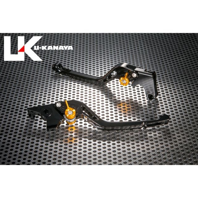 ●メーカー名：ユーカナヤ / U-KANAYA●商品名：GPタイプ アルミ削り出しビレットレバー（レバーカラー：ブラック）●調整アジャスターカラー ブラック・調整アジャスターカラー：ゴールドはこちら・調整アジャスターカラー：シルバーはこちら・調整アジャスターカラー：ブルーはこちら・調整アジャスターカラー：レッドはこちら・調整アジャスターカラー：チタンはこちら・調整アジャスターカラー：グリーンはこちら・調整アジャスターカラー：オレンジはこちら●メーカー品番：HO019-111-0501商品の保証は、メーカー保証書の内容に準じます。カラーレバー：ブラック素材アルミ 6061T6サイズレバー長165mm（標準タイプ）特徴■「U-KANAYA」ブレーキレバー・クラッチレバーのセットです。■この商品はU-KANAYA社の管理の下、細部まで精密加工されたハイクオリティーオリジナル商品です。■純正交換タイプなので、取り付けも簡単です。レバーは純正レバーとほぼ同じ長さ（165mm）になります。（ロングサイズはU-KANAYA社製品ショートサイズに対してロングとの表記です）■高強度・耐食性に優れたT6061アルミ材を使用。■質感の高いフルマシニング加工の高精度レバー■クリック感の良いワンタッチアジャスターによりレバー位置を6段階で調整可能。■パワーレバー形状になっておりますので力の弱い方に特にお勧めです。■超高速でも風圧を逃すスリットが入ったタイプです。■レバーを採用により、転倒時のレバーへのダメージを最小限に抑えます。■万一の転倒時にもエマージェンシープロテクト構造でレバーそのものが失いにくい構造になっています。 ■万が一のアクシデントによる破損部分の部品供給も可能です。ご注意※こちらの商品は予告なく部品が変更になる場合がございます。ご了承くださいませ。※掲載画像はイメージです。実際の商品とは色味や仕様が異なる場合がございます。メーカー車種年式型式・フレームNo.その他ホンダCBR1000RR2017〜SC77※商品掲載時の適合情報です。年式が新しい車両については、必ずメーカーサイトにて適合をご確認ください。