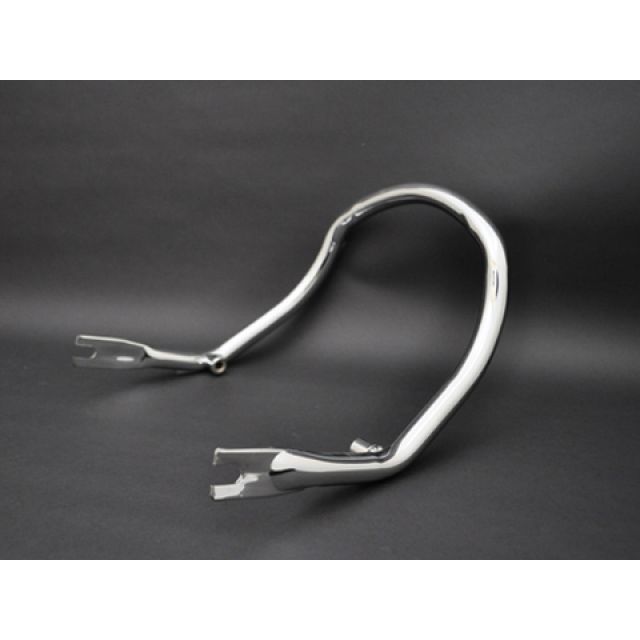 ●メーカー名：アルキャンハンズ / ALCANhands●商品名：タンデムバー リプレイスシリーズ●メーカー品番：E00030C●JANコード：4560182289649商品の保証は、メーカー保証書の内容に準じます。材質スチール製クロームメッキ仕上げ備考アルキャンハンズのタンデムバーは独自開発により生まれたバイクカスタムには欠かせない必須アイテム！2人乗やツーリング時のシーンに重要な性能面では、乗りやすさを追求したパイプ径が魅力。高さにもこだわり、乗り心地を追求した高さ設計。見るひとを魅了するスタイリッシュタンデムデザイン。タンデム用途だけでなく、バイクの後方移動や方向転換などの特殊加重目的にも考えられた製品です。製品へのこだわりとして、曲げジワによる歪みを最小限に抑えたベンダー加工、取付け部品には精度の高いブレスやレーザー加工で製作、強度を重要とするタンデムバーには職人が高精度の組み治具で一本一本製作、パイプの輝きの基となる研磨加工は、幾重にもバンテをかけてキズ落し及び磨き加工をしました。最終の仕上げメッキは皮膜を厚くし、錆びに強いトリニッケルメッキで仕上げました。もちろん、オートバイカスタムの初心者でもアルキャンハンズ社製タンデムバーは取り付けが可能なことも魅力です。ご注意※バイク用タンデムバーは後方者の補助パーツです。運転時には減加速が頻繁に行われ、運転者への寄りかかりやのけぞりがあるため、正しい姿勢と安全な運転を心がけてください。※掲載画像はイメージです。実際の商品とは色味や仕様が異なる場合がございます。メーカー車種年式型式・フレームNo.その他カワサキZI・ZII※商品掲載時の適合情報です。年式が新しい車両については、必ずメーカーサイトにて適合をご確認ください。