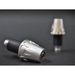 ●メーカー名：アルキャンハンズ / ALCANhands●商品名：Fire●カラー シルバー・カラー：メッキはこちら・カラー：ブルーはこちら・カラー：レッドはこちら・カラー：ブラックはこちら●メーカー品番：F70006D●JANコード：4571185818521商品の保証は、メーカー保証書の内容に準じます。仕様本体メッキ仕上／六角ボルト仕様／ハンドポリッシャー加工／仕様カラー：内径14mm-15mm（カラー小）／内径15mm-17mm（カラー小＋ラバー）／内径17mm-18.5mm（カラー小＋カラー大）／内径18.6mm-19mm（カラー小＋カラー大＋ラバー）内容φ22.2mm用バーエンド×2、六角レンチ付属特徴■アルミアルマイト仕上げ。■あらゆる材質のハンドル内径に対応した多重構造設計。■取付けの際に必要な六角レンチを付属。備考炎のデザインがかつて無いほど、ハンドルを際立たせる。今までに無かった躍動感溢れるハンドルエンドで、キメル！※掲載画像はイメージです。実際の商品とは色味や仕様が異なる場合がございます。メーカー車種年式型式・フレームNo.その他汎用※商品掲載時の適合情報です。年式が新しい車両については、必ずメーカーサイトにて適合をご確認ください。