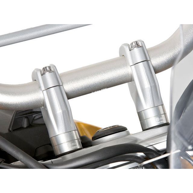 ●メーカー名：ワンダーリッヒ / Wunderlich●商品名：ハンドルアップキット 20mm F800GT（シルバー）●メーカー品番：W25801-011●JANコード：4053196010267本国に在庫がある場合、納品まで2〜3週間ほどお時間を頂きます。海外取寄の為、納期2ヶ月以内はキャンセル不可となります。商品の保証は、メーカー保証書の内容に準じます。カラーシルバー特徴■約20mm高くハンドルバーを移設します。 ■EUの工業製品安全規格「TUV」で承認された信頼性の高い商品。 ■ジュラルミン削り出しの高精度、高強度製品。 ■剛性が高く、取り付けたことにより剛性感が損なわれることはありません。 ■アルマイト仕上げ。 ■取り付けに必要な物は全て含まれています。備考ハンドルアップキット（ハンドルバーライザー）は純正のハンドル位置を変更するキットです。純正よりも高く、手前に設置することにより、ライディングポジションが楽になります。ワンダーリッヒについて【ワンダーリッヒ／Wunderlich】確立された車両のイメージを崩すことなく、持ち味を昇華させるアイテムは、厳選された上質な素材と緻密な設計から具現化する。「BoxerCup」・「Europe Rally」参戦のテクノロジーから開発されるハイスペックパーツはあこがれのワークスマシンへと変貌する。ドイツメーカーならではの質実剛健なカスタムスタイルは新たなツーリングライフを綴る。写真注意※写真はイメージです。掲載写真の取り付け車種、カラーなど、写真と異なる場合がございます。実際の製品は改良・仕様変更などにより、一部カラー、形状が異なっている場合がございます。また、撮影の都合上、他商品も写真に写っている場合がありますが表題の商品のみのお届けとなります。※掲載画像はイメージです。実際の商品とは色味や仕様が異なる場合がございます。メーカー車種年式型式・フレームNo.その他ビーエムダブリューF800GT※商品掲載時の適合情報です。年式が新しい車両については、必ずメーカーサイトにて適合をご確認ください。