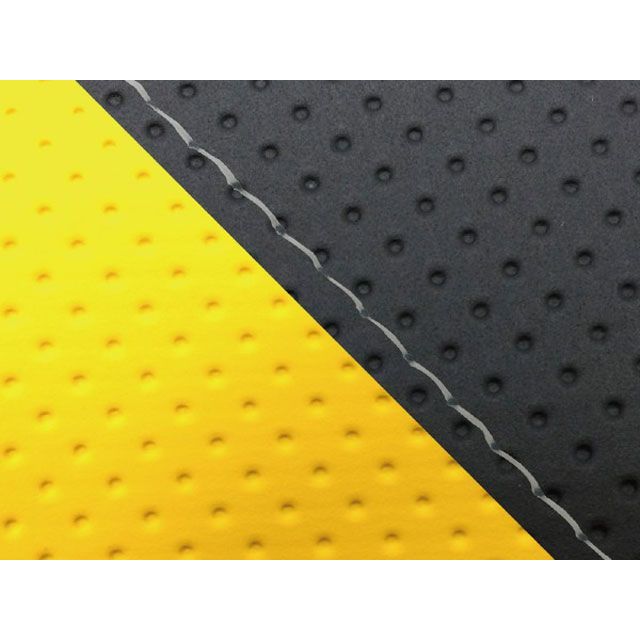 ●メーカー名：グロンドマン / Grondement●商品名：ダンク（AF74） 国産シートカバー 張替 エンボス黒＆エンボスイエロー●仕様 透明ステッチ・仕様：黒ダブルステッチはこちら・仕様：赤ステッチはこちら・仕様：赤ダブルステッチはこちら・仕様：透明ダブルステッチはこちら●メーカー品番：GH5561HC825S0●JANコード：4573317768322商品の保証は、メーカー保証書の内容に準じます。特徴国内（日本）生産品。備考【張替仕様】車種専用設計品です。シートの型の制作から生地の仕入れ、裁断、縫製迄を全て国内（グロンドマン社）で行っており、グロンドマンスタッフが一切の妥協をする事無く製作した国産シートカバーです。張替えの際は車両のシートを忠実に再現している為、張替え後の質感は最高の仕上がりとなります。張替えはハンドタッカー（それの芯）と薄めのマイナスドライバーとラジオペンチ（芯を抜く為）があれば出来ます。一度覚えると出来ますので、色んなデザインのシートカバーを張ってみたくなる・・かもしれません。（張替え作業はタッカーの芯で怪我をしないよう注意して下さい。）ご注意【張替仕様】本製品にはシートアッセンブリー（シート本体）は含まれておりません。本製品の取り付けの際はタッカーが必要です。車種専用設計品で張替え後の質感を重視して制作しています。張替えの際に「少しシートカバー小さく無いか」と思われるかもしれませんが、品質を考えた上で車両のシートを忠実に再現して製品を制作いる為となりますのでご了承願います。なお、お客様の車両のシートが社外品だった場合は取り付けが出来ない場合が御座いますので、ご購入前にチェックして頂く必要があります。生地やその他素材（パイピング等）の色目は仕入れ時期により若干変更となる場合が御座います。写真注意※画像はカラーイメージです。カラーの詳細につきましては商品説明文もあわせてご確認下さい。※掲載画像はイメージです。実際の商品とは色味や仕様が異なる場合がございます。メーカー車種年式型式・フレームNo.その他ホンダダンクAF74※商品掲載時の適合情報です。年式が新しい車両については、必ずメーカーサイトにて適合をご確認ください。