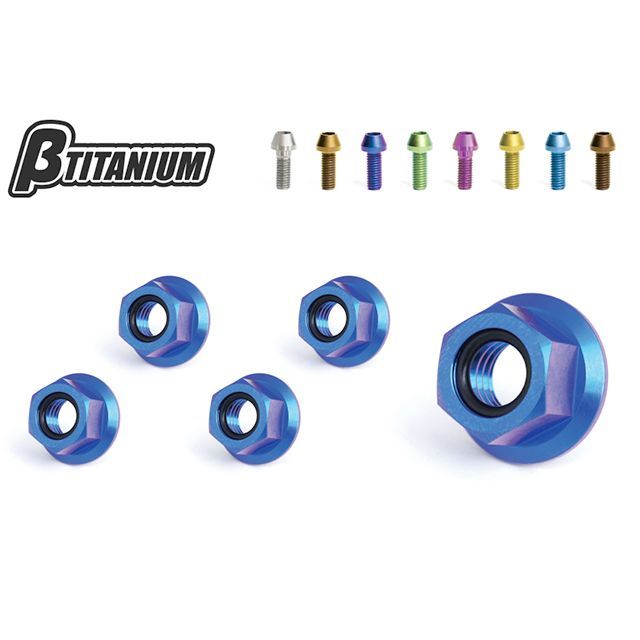 ●メーカー名：ベータチタニウム / βTITANIUM●商品名：リアスプロケットロックナットキット●仕様 マジョーラブルー（陽極酸化あり）・仕様：チタンシルバー（陽極酸化なし）はこちら・仕様：ブラウンゴールド（陽極酸化あり）はこちら・仕様：リーフグリーン（陽極酸化あり）はこちら・仕様：ローズピンク（陽極酸化あり）はこちら・仕様：ダンデライオンイエロー（陽極酸化あり）はこちら・仕様：アイスブルー（陽極酸化あり）はこちら・仕様：ウッドブラウン（陽極酸化あり）はこちら●メーカー品番：BT-RSB1-5-MB●JANコード：4573374166741商品の保証は、メーカー保証書の内容に準じます。入数5本素材Ti6AI-4V特徴■陽極酸化処理 チタンの陽極酸化処理とは水溶液中でチタンの表面結晶と酸素とを反応させ酸化被膜【TiO2】を形成させる表面処理です。この状態は表面の数ナノの厚みで酸化被膜が安定しており、ボルトのカジリ、焼付きを予防し、さらに酸化被膜が安定する事により電蝕等に対しての腐食代としても活躍します。 ■リアスプロケットロックナットキット 硬度強化、回転重量物の軽量化により、アルセルピックアップの向上に効果があります。Oリングを交換することによりロックナットとして再使用が可能。備考製品の大きな特徴はTi-6Al-4Vという合金素材を使用し、Ti-6Al-4Vボルトでは稀な「鍛造」と呼ばれる工法を用い、転造によってネジ部を製作していることです。「鍛造」「転造」を施した製品は、特に重要な引張強度において素材の強度を上回り、ボルトとして最適な品質を保持することを可能としました。過酷なレースシーンにおいて数々の勝利をもたらすなど日本の最先端工業技術においても貢献しています。ご注意※陽極酸化処理はボルト1本あたり200円（税抜）アップとなります。※TOPの商品写真は陽極酸化処理（マジョーラブルー）を施しております。車種によりボルトの形状、個数が異なります。写真注意※画像はイメージです。写真と形状が異なる場合がございます。※掲載画像はイメージです。実際の商品とは色味や仕様が異なる場合がございます。メーカー車種年式型式・フレームNo.その他ビーエムダブリューS1000R2013-2016ビーエムダブリューS1000RR2009-2014 / 2015-2016※商品掲載時の適合情報です。年式が新しい車両については、必ずメーカーサイトにて適合をご確認ください。