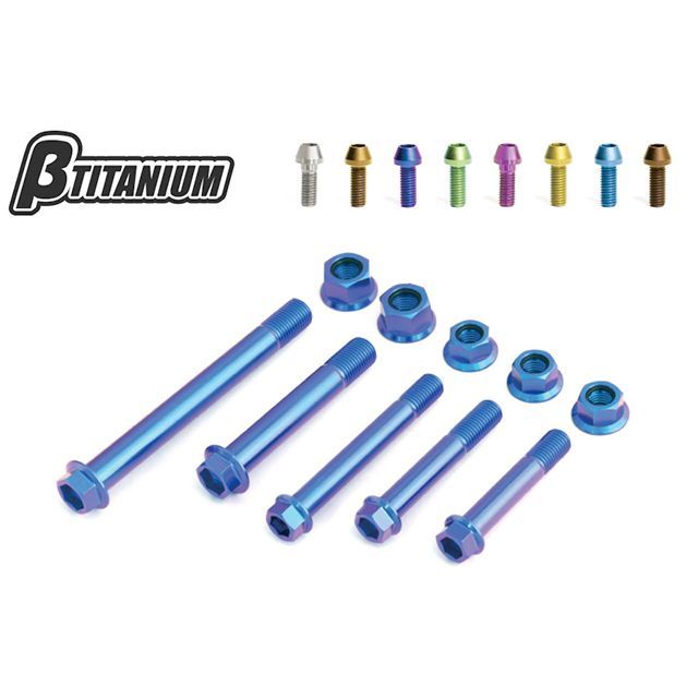 ●メーカー名：ベータチタニウム / βTITANIUM●商品名：リアサスペンションリンクボルトキット●仕様 アイスブルー（陽極酸化あり）・仕様：チタンシルバー（陽極酸化なし）はこちら・仕様：ブラウンゴールド（陽極酸化あり）はこちら・仕様：マジョーラブルー（陽極酸化あり）はこちら・仕様：リーフグリーン（陽極酸化あり）はこちら・仕様：ローズピンク（陽極酸化あり）はこちら・仕様：ダンデライオンイエロー（陽極酸化あり）はこちら・仕様：ウッドブラウン（陽極酸化あり）はこちら●メーカー品番：BT-LKH3-IB●JANコード：4573374179826商品の保証は、メーカー保証書の内容に準じます。入数10本素材Ti6AI-4V特徴■陽極酸化処理 チタンの陽極酸化処理とは水溶液中でチタンの表面結晶と酸素とを反応させ酸化被膜【TiO2】を形成させる表面処理です。この状態は表面の数ナノの厚みで酸化被膜が安定しており、ボルトのカジリ、焼付きを予防し、さらに酸化被膜が安定する事により電蝕等に対しての腐食代としても活躍します。 ■リアサスペンションリンクボルトキット 車体と路面とサスペンション、すべてを繋ぐ重要箇所を、高精度、高強度化することにより全体のコントロール性を向上させます。また、すべてのボルトを中空加工処理を施すことにより軽量化にも大きく寄付し、低振動にも貢献しています。備考製品の大きな特徴はTi-6Al-4Vという合金素材を使用し、Ti-6Al-4Vボルトでは稀な「鍛造」と呼ばれる工法を用い、転造によってネジ部を製作していることです。「鍛造」「転造」を施した製品は、特に重要な引張強度において素材の強度を上回り、ボルトとして最適な品質を保持することを可能としました。過酷なレースシーンにおいて数々の勝利をもたらすなど日本の最先端工業技術においても貢献しています。ご注意※陽極酸化処理はボルト1本あたり200円（税抜）アップとなります。※TOPの商品写真は陽極酸化処理（マジョーラブルー）を施しております。車種によりボルトの形状、個数が異なります。写真注意※画像はイメージです。写真と形状が異なる場合がございます。※掲載画像はイメージです。実際の商品とは色味や仕様が異なる場合がございます。メーカー車種年式型式・フレームNo.その他ホンダCBR1000RR2008-2016※商品掲載時の適合情報です。年式が新しい車両については、必ずメーカーサイトにて適合をご確認ください。