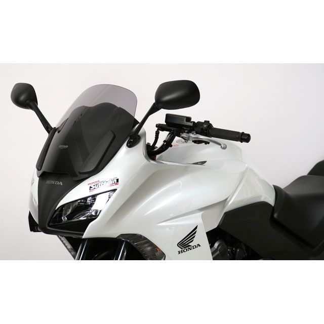 ●メーカー名：エムアールエー / MRA●商品名：スクリーン オリジナル（クリア）●メーカー品番：MO074C●JANコード：4548916061877商品の保証は、メーカー保証書の内容に準じます。カラークリア材質アクリルサイズ幅390mm×長さ360mm備考MRAスクリーンオリジナルは、スタンダード形状のスクリーン。ノーマルの雰囲気を崩すことなく、何気なくそしてさり気なくドレスアップ。スクリーンのカラーを変えることでのイメージチェンジも可能です。くすんでしまった純正スクリーンをリフレッシュするのにも最適です。ご注意※掲載画像は同タイプ商品の形状やカラー見本の場合があり、実際の商品のものとは限りません。予めご了承ください。※掲載画像はイメージです。実際の商品とは色味や仕様が異なる場合がございます。メーカー車種年式型式・フレームNo.その他ホンダCBF1000FSC64※商品掲載時の適合情報です。年式が新しい車両については、必ずメーカーサイトにて適合をご確認ください。