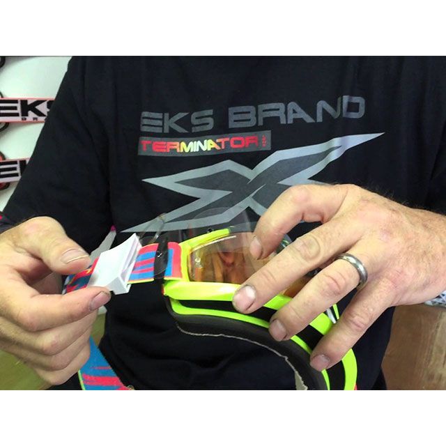 イクスブランド ティアオフを確実に一枚ずつ引っ張れるEKS ブランドEZ（イージー） ティアオフ用 ストラップホルダー 067-40735