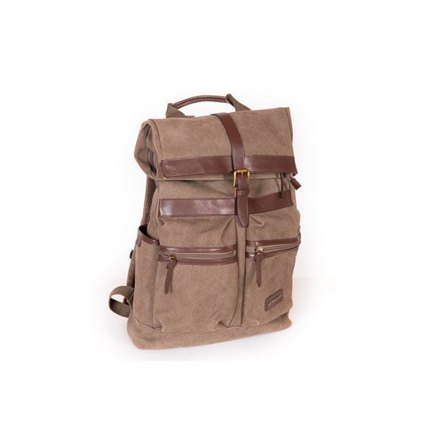 ●メーカー名：バグスター / BAGSTER●商品名：リュックサック MOTOR（ブラウングレー）●メーカー品番：XSD178●JANコード：4549950274407商品の保証は、メーカー保証書の内容に準じます。カラーブラウングレー素材コットン（撥水加工）容量20Lサイズ縦60×横30×幅10cm重量1.1kg付属品レインカバー特徴■乗車姿勢に沿ったショルダー部分はずっと背負っていても疲れにくい仕様。 ■胸部連結ベルトでズリ下がりを防止。背部のメッシュクッションが快適。 ■大口でノートパソコンの収納も可能。内部仕切りで荷物の整理もしやすい。備考フランスデザインで他メーカーと一線を画すバグスターよりネオクラシック映えするリュックサックがリリースされました。オートバイ用とは思えない外観に機能とライディング要素が施され、街乗りからツーリングまで使い勝手の良さが際立ちます。ご注意※色味は個体により濃淡差があります。※画像はイメージです。※掲載画像はイメージです。実際の商品とは色味や仕様が異なる場合がございます。