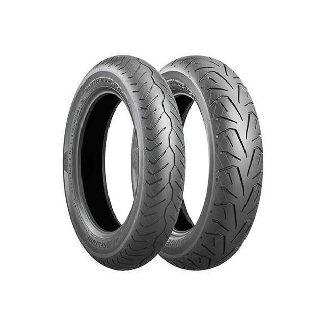 ●メーカー名：ブリヂストン / BRIDGESTONE(ブリジストン)●商品名：BATTLECRUISE H50 100/90 B19 M/C 57H TL フロント●メーカー品番：MCS01395●JANコード：4961914865504商品の保証は、メーカー保証書の内容に準じます。●適合フロント●タイヤサイズ100/90 B19 M/C 57H TL●仕様標準リム幅（インチ）：2.50 適用リム幅（インチ）：2.15〜2.75 外径（mm）：667 トレッド幅：（mm）100●特徴【飛躍的に向上した摩耗ライフ】新開発のコンパウンド（リア）及び新形状を採用。耐摩耗性を大幅に改善し、EXEDRA MAX対比約2.7倍の摩耗ライフ向上を実現。また、前後の摩耗バランスが均等に近く、新品時の前後バランスが長期間維持可能となった。摩耗により性能変化が少なくなったことでお客様に長期に楽しんでいただけるタイヤとなった。 【疲れにくい快適さ】フロントタイヤの剛性分布（縦ばね）を最適化、タイヤの剛性は保ったまま路面からの入力エネルギーを吸収することでハンドル・バーの振動が減少。ギャップ乗り越し時の収まりが良くフラットでスムーズな乗り心地を実現。長距離クルージングでも疲れにくく、快適なツーリングを実現する。 【スムーズなハンドリング】ULTIMAT EYE TMを活用して接地特性を解析、形状、構造を最適化することで大きなキャンバースラストが発生、コーナリンググリップ・ハンドリング性能が向上した。大きく、均一な接地特性により、バンク角によらず高い操縦安定性を実現。切れ込みが少なく重量のあるマシンでもコントロールが楽になり、操る楽しさを体感できる。●備考US製V-Twinを心地良いクルージング空間へ導く「BATTLECRUISE H50」新たに16サイズの登場でさらに広がるアメリカンワールド。追求したのは「ロングライフ」「ハンドリング」「乗りやすさ」。リアタイヤは EXEDRA MAX 対比約 2.7 倍のロングライフ。300kg近い車体を低速でも高速でも切れ込みが少なくスッと旋回に入れるハンドリング性能。V-Twin 特有の振動を軽減させ、ロングツーリングでも疲れにくく快適な乗り心地。大排気量のアメリカン・クルーザーのために専用開発した BATTLECRUISE H50 で、雄大に、ゆったりとクルージングするアメリカン V-Twin の醍醐味を堪能して欲しい。 【こんなお客様におすすめ】■US製アメリカン・クルーザーをお持ちのお客様に ■重量車のアメリカン・クルーザーをスムーズに操りたいお客様に ■クルーザーでロングツーリング、高速ツーリングを快適に楽しみたいお客様に●ご注意※1本販売となります。※タイヤのサイドウォールに「USE ON TUBE TYRE RIM」の刻印が入っているタイヤに限り、チューブレスタイヤにチューブを装着することでチューブタイプリムに装着可能です。※MTMリム、CMコンターリム、1977 年以前に製造された WMリムへは装着しないでください。※BATTLECRUISE H50 は輸入車対応商品です。※タイヤとリムの組み合わせについては、タイヤメーカーにお問い合わせください。メーカー車種年式型式・フレームNo.その他汎用※商品掲載時の適合情報です。年式が新しい車両については、必ずメーカーサイトにて適合をご確認ください。