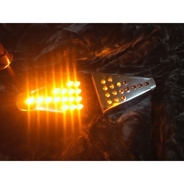 ●メーカー名：フロムネイバー / From Neighbor●商品名：VFR800/VFR800F1/VFR800FI/VFR800F1ABS（02〜09）（A）用LEDリアウィンカーユニット商品の保証は、メーカー保証書の内容に準じます。備考1.消費電力は電球に比べて、10〜20分の1になりますので、電力不足がおこっている車両にもおすすめです。2.テールランプにLEDユニットに組み付ける場合、簡単に取り付けができる物と、レンズをばらすのが難しい物もあります。レンズ接着面がホットボンドで接着されている場合はドライヤーなどで、熱を加えて温めてホットボンドを柔らかくして取り外します。お客様の方でばらすのが難しい方は送料はご負担していただく事になってしまいますが、組み付け工賃は無料（一部商品を省く）で行っております。3.商品のラインナップに無い車種はテールランプをお預かりorこちらでテールランプのご用意させていただくことで、新規でLEDユニットを制作することも可能です。4.追加料金はかかりますが、各車種とも、LEDの球数変更や、配列変更など、お客様の特別注文もお受けできます。その際は別途お問合せ下さい。5.全ての商品に使用しているLEDは安価で低レベルの物は一切使用せず、LEDに無理な電流を流さなくても明るく点灯するLEDを使用しております。【LEDウィンカーユニットについて】基本的にウィンカーリレーをLED対応の物にしていただく必要があり、車種や年式によってはハーネスキットなどの取り付けが必要になる場合もあります。シーケンシャルウィンカーの制作も可能ですが、完全受注生産になり、事前に要ご相談になります。ご注意※ウィンカーリレー等の交換が必要になります。※LEDテールユニットのみの販売ですので、レンズは付属しておりません。※当車種のレンズは少々はずしにくい車種ですのでご購入前にご確認お願いします。※掲載画像はイメージです。実際の商品とは色味や仕様が異なる場合がございます。メーカー車種年式型式・フレームNo.その他ホンダVFR8002002-2009ホンダVFR800F12002-2009ホンダVFR800F1ABS2002-2009ホンダVFR800FI2002-2009※商品掲載時の適合情報です。年式が新しい車両については、必ずメーカーサイトにて適合をご確認ください。