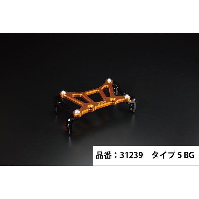 ●メーカー名：Gクラフト / Gcraft(ジークラフト)●商品名：199mmピッチステムキット用スタビライザー タイプ5（ブラック/ゴールド）●メーカー品番：31239●JANコード：4522285312396商品の保証は、メーカー保証書の内容に準じます。●カラーサイドステー：ブラック メインプレート：ゴールド●素材A2017、A6063材使用 アルマイト仕上げ●仕様■モンキーノーマルフェンダー対応（タイヤサイズ3.5-8または3.5-10） ■NSR50/80、NSF100フォーク用 ■199mmピッチステムキット対応 ■フェンダー取付穴間46mm●特徴■メインプレートには大胆な肉抜きを施し、デザインと機能を両立させました。サイドステーとの固定方法を見直し、車体の個体差や、フォーク取り付け面の個体差にも対応します。 ■カラーバリエーションも今までのシルバー単色から、サイドステー、メインプレートの配色を増やしました。これにより、お客様の車体に合った配色のスタビライザーを選んでいただくことが可能になりました。 ■車体に装着した際の「見え方」にも拘りました。サイドステーのサイズ、形状を見直したことで、よりスタイリッシュに、そしてメインプレートとの一体感も増します。●備考フォークを純正からNSR系に変更した際、ダウンフェンダーとしてマウントするために必要なアイテムです。フェンダーマウントとしての機能はもちろん、フォークスタビライザーとしてフォークの捻じれを抑制します。取り付け穴を2段階に調整でき、8インチ、10インチなど様々なタイヤサイズに対応します。メーカー車種年式型式・フレームNo.その他ホンダゴリラホンダモンキー※商品掲載時の適合情報です。年式が新しい車両については、必ずメーカーサイトにて適合をご確認ください。