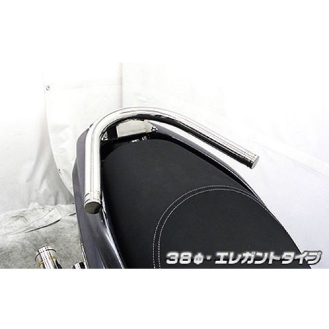 ●メーカー名：ウイルズウィン / WirusWin●商品名：トリシティ155（2BK-SG37J）用 38φタンデムバー エレガントタイプ商品の保証は、メーカー保証書の内容に準じます。タイプ【エレガントタイプ】エンド部分がステンレス材からの削り出し仕上げになっており、高級感たっぷりの演出になっています。素材SUS304ステンレス製備考トリシティ155（2BK-SG37J）用 38φタンデムバーです。今、ローダウンはスクーターカスタムの定番となっておりますが、そのローフォルムに合わせて出来るだけ車体全体を低く見せるために、車体との一体感を追求したタンデムバーを開発いたしました！車体に沿うように低くデザインされているのでボディラインにフィットし、かつ従来品よりもさらに超極太38mm径のステンレスパイプを採用しましたので、存在感、目立ち度は抜群です！仕上げはバフ掛けを施していますので、高級感タップリでドレスアップには最適の逸品です！バーが極太なので、パッセンジャーが握りやすく力を入れやすいので、安全性も高くなっております。材質は、耐久性、耐腐食性の高いSUS304ステンレス製です。仕上げはバフ掛けを施していますので、高級感タップリでドレスアップにも最適の逸品です！バーエンドの形状をお好みに応じてエレガントタイプとブライアントタイプの2タイプから選択して頂けます。バーの太さは32mm径と38mm径の2種類から選択して頂けます。WirusWinステッカー、WirusWinプレート付属。■WirusWinの注意書【取り付けに関するご注意】WirusWin社の商品には、一部取り扱い説明書がついておりませんので、商品の取り付けは一般の方が行う場合でも取付けに責任を持てる方が、作業をして下さい。WirusWin社の商品は、オートバイのドレスアップ、カスタムを目的として開発 、製造されております。また、徹底的なコストの削減のためにWirusWin社が余分とみなしたものは、一切入っておりません。取付けの際、オートバイ及び商品の固体差により、ワッシャ類、ステー類の移動、追加、取外し、または、キャブレターのセッティング等を行わなければならない場合があります。その際にかかる費用につきましてはお客様で負担して頂きます。万が一、WirusWin社の商品が原因で本人または他人及び物品に損害を与えた場合、万が一商品が不適合品、不良品であってもWirusWin社および当社では責任を負い兼ねます。各自様の責任にて取り扱い下さいますよう、お願い申し上げます。※掲載画像はイメージです。実際の商品とは色味や仕様が異なる場合がございます。メーカー車種年式型式・フレームNo.その他ヤマハトリシティ1552BK-SG37J/G3G9E※商品掲載時の適合情報です。年式が新しい車両については、必ずメーカーサイトにて適合をご確認ください。