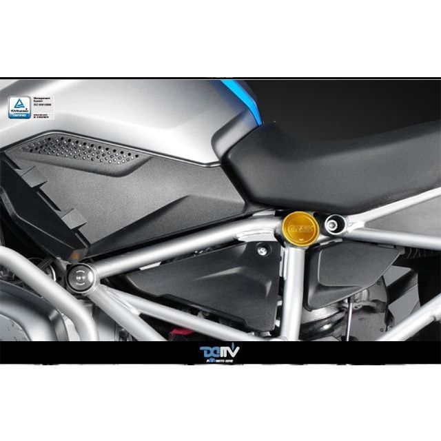 ●メーカー名：ディモーティブ / Dimotiv●商品名：フレームホールカバー R1200GS 上●カラー チタン・カラー：ゴールドはこちら・カラー：ブラックはこちら●メーカー品番：DI-FHC-BM-04-T●JANコード：4562412037648商品の保証は、メーカー保証書の内容に準じます。特長■材質：6061-T6 高強度アルミ合金 ■CNC高精度切削加工 + アルマイト表面処理 + クリアコーティング ■アルマイト処理で多様なカラーアレンジ※掲載画像はイメージです。実際の商品とは色味や仕様が異なる場合がございます。メーカー車種年式型式・フレームNo.その他ビーエムダブリューR1200GS2013-2016上部ビーエムダブリューR1200GS ADV2014-2016上部ビーエムダブリューR1200R2015-2016上部ビーエムダブリューR1200RS2015-2016上部※商品掲載時の適合情報です。年式が新しい車両については、必ずメーカーサイトにて適合をご確認ください。