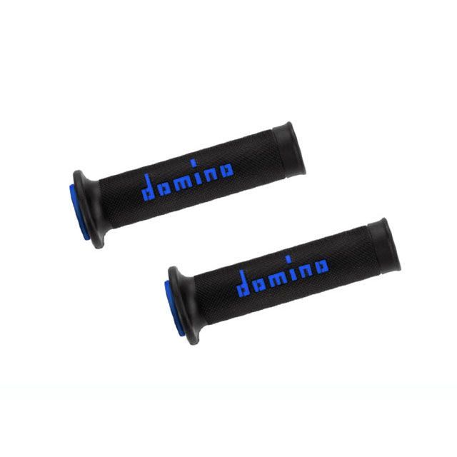 ●メーカー名：ドミノ / domino●商品名：グリップ オンロード レースタイプ●カラー ブラック×ブルー・カラー：ホワイト×ブラックはこちら・カラー：グレー×ブラックはこちら・カラー：ブラック×レッドはこちら・カラー：ブラック×グレーはこちら・カラー：ブルー×ホワイトはこちら・カラー：ブラック×イエローはこちら・カラー：ブラック×オレンジはこちら・カラー：ブラック×グリーンはこちら●メーカー品番：A01041C4840●JANコード：8033900004542商品の保証は、メーカー保証書の内容に準じます。素材サーモプラスチックゴムサイズ長さ：126mm×内径：右24mm／左：20mm×外径30mm仕様貫通タイプ／左右セット／イタリア製／レースタイプ備考dominoグリップはMotoGP世界選手権にてチームサン・カーロ・ホンダと共同で開発を進め、機能性の他にergonomic（人間にとっての使いやすさ）を追及されています。また、耐震性、柔軟性に特化した2種類の異なる素材を使用し快適なライディングを味わえます。レースからストリートまで様々なシーンにおいて幅広く活躍します。※グリップ長さ：126mm （ハンドル内側のリブをカットする事により3mm 短くする事が可能で様々な車種で使用できます。）ご注意※メーカー在庫切れの場合には納期を要します。ご注文後のキャンセルはお受けできませんのでご注意ください。写真注意※画像はイメージとなります。※掲載画像はイメージです。実際の商品とは色味や仕様が異なる場合がございます。メーカー車種年式型式・フレームNo.その他汎用※商品掲載時の適合情報です。年式が新しい車両については、必ずメーカーサイトにて適合をご確認ください。