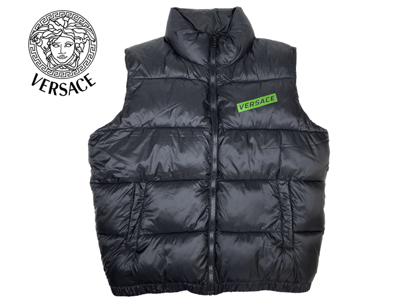 ヴェルサーチ ダウンベスト VERSACE A85500S A233255 A9015 BLACK 折り畳みフード付き ロゴ入り ブラック系 ナイロン ダウンベスト ダウンジレ 袖無しダウンジャケット ベルサーチ
