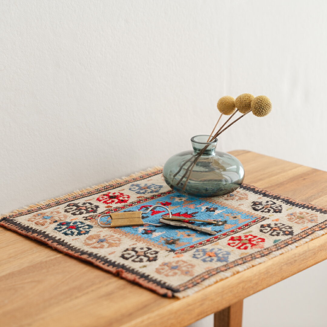 【本場イラン産】26×27cm ミニキリム（送料無料 手織り 天然染料 かわいい おしゃれ 絨毯 ラグ ペルシャ ウール＆シルク アゼルバイジャン産）のサムネイル