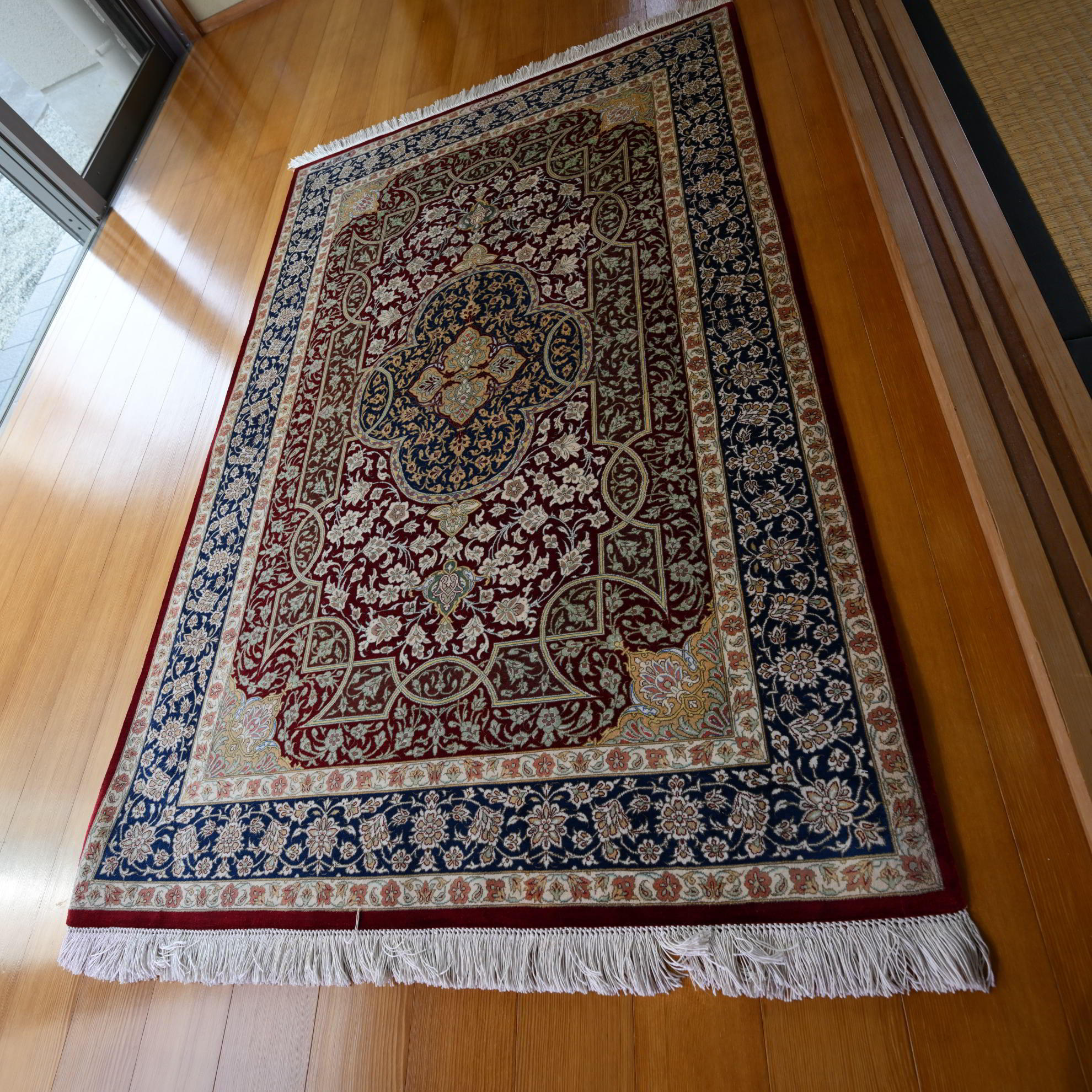 【ペルシャ絨毯 148cmx98cm 手織り クム産】MOSTAFAVI工房 エンジ／メダリオン QM8144 persian-carpet-10000037 ペルシャ絨毯ギャラリーGanzy サンプル画像2