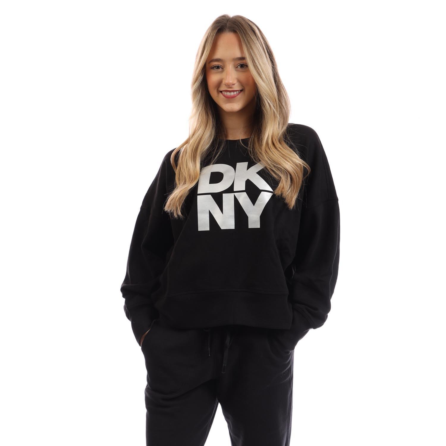 商品説明 ・ DKNY UKレディースサイズ(ヌード寸法バスト/ウエスト/ヒップ): XXS(81.3/63.5/88.9)、XS(86.4-91.4/66-68.6/91.4-94)、S(94-96.5/71.1-73.7/96.5-99.1)、M(97.8-101.6/76.2-78.7/101.6-104.1)、L(104.1-106.7/82.6-86.4/108-112)、XL(109.2-112/90.2-94/116-119.4)、XXL(118.1/99.1/124.5)。・ 素材: コットン60%、ポリエステル40%。・ デザイン: ロゴ。・ 裾: リブ。・ ネックライン: リブクルーネック。・ 袖のタイプ: 長袖。・ カフ: リブ。・ プルオーバー。カラー 28/01/2026 / UTGT10437