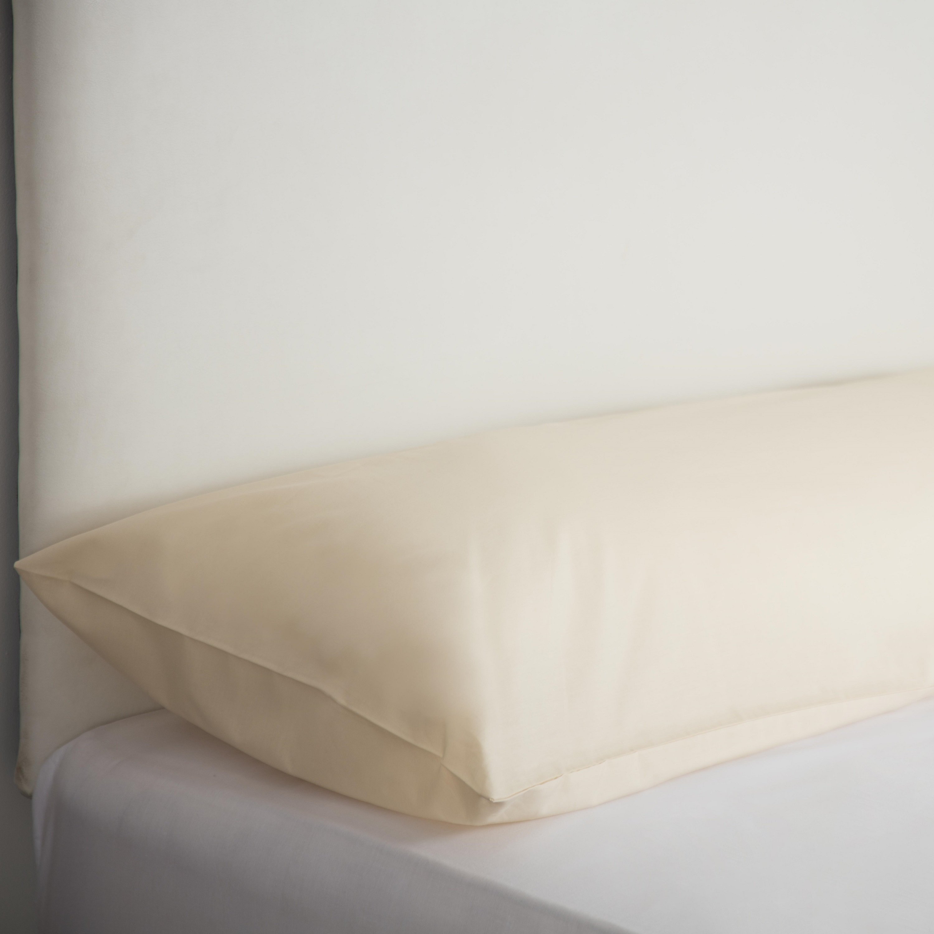 (ベルドーム) Belledorm イージーケア パーケール ボルスター ピローケース 枕カバー 【海外通販】