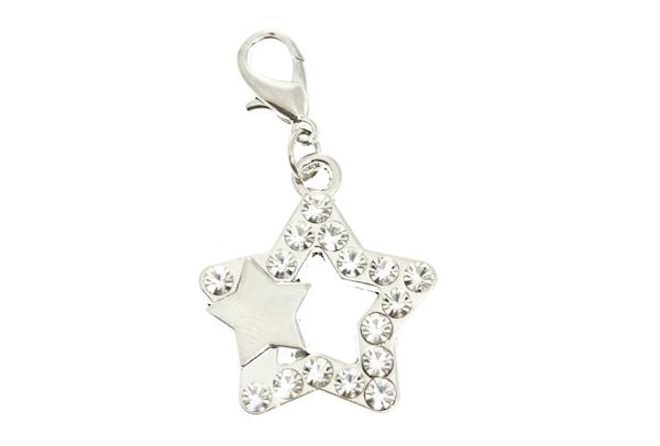 Urban Pup Double Star Swarovski Collar Charm 2つの星が重なったコロンとしたフォルムに、クリアカラーのスワロフスキークリスタルが存在感のある、イギリス直輸入のアクセサリーチャームです。 いつもの首輪のアクセントや、オーナー様のバッグチャームや、ジップチャーム、キーホルダーにプラスしても素敵。 ちょっとしたプレゼントにも最適です。 カラー シルバー×クリアスワロフスキークリスタル（Clear Swarovski Crystal） サイズ 全長（留め具含む） 約5.5cm　 チャーム幅 約3cm 重さ　約14g ※製品画像はディスプレイの性質上、実際の色とは異なって見える場合がございます。