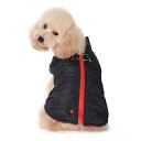 DOGO Pet Runner Coat Black お散歩金具付きのおしゃれなキルト風コート。 内側が暖かいフリース素材で保温性抜群。 1枚で簡単にお出かけ出来るスタイリッシュなお散歩ウェア。 お洋服に直接リードを付ける事が出来る金具（Dカン）付き。 お手持ちのリードをプラスするだけで、これ1枚で簡単手軽にお出かけ出来ます。 腕周りには動き易さを考慮して伸縮性のあるリブニット素材を。 アクティブなワンちゃんにもオススメです。 ブラックにアクセントのレッドのラインがクール。 チラリと見える内側のふんわりフリースも統一感のあるレッドです。 顔周りや袖周りのニットリブは杢ブラックで少し優しい印象。 ※極端に引きが強いワンちゃんには使用しないで下さい。 ◇ サイズ XS 首周り 約24cm × 着丈　約22cm × 胴回り 約31cm S　首周り 約28cm × 着丈　約27cm × 胴回り 約38cm M　首周り 約33cm × 着丈　約32.5cm × 胴回り 約43cm L　首周り 約36cm × 着丈　約37.5cm × 胴回り 約49cm 記載サイズ（平置きで採寸しております）はおおよそとなります。 ◇ 洗い方 お洗濯は手洗い（水洗い）をおすすめ致します。 ※　商品の色はパソコンの環境の違いで実物と多少違う場合があります。