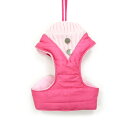 DOGO Pet Easy Go Harness Puffer Pink タートルニットとダウンベストを重ね着してるみたいなハーネス。 ワンちゃん・ネコちゃんに負担の少ない形状とソフトで軽い付け心地で大人気。 レイヤードスタイルがおしゃれなハーネス。 アメリカ直輸入のおしゃれなスライドタイプのハーネス一体型リードです。 ハーネスの取り外しが面倒だと感じていたオーナー様には嬉しい、リードと一体型のワンタッチ着脱。 いつでも手軽にお散歩に行けて、ワンちゃんも大喜び♪ 首に負担をかけないデザインで、胸元を優しくホールドしてくれるのでシニアやパピーにも最適です。 ワンタッチでサイズを微調整出来るので成長期や、カットスタイル等で体型が変わり易いワンちゃんもオススメ。 内側はふんわりフリース素材なのでほっこり暖か。 便利なオールシーズン対応タイプ。 色違いのブラックもご用意があります。 Easy Go Harnessは色々なデザインやカラーがあるので多頭飼いのお家にもピッタリ。 ◇ サイズ　 XS：胴回り　約28cm 〜 約38cm・重さ　約70g S：胴回り　約35cm 〜 約48cm・重さ　約75g M：胴回り　約43cm 〜 約58cm・重さ　約80g L：胴回り　約51cm 〜 約68cm・重さ　約85g リード部分長さ(金具含む)　約89.5cm × 幅1cm ※スライドタイプなのでワンちゃんの大きさによってリードの長さが変わります。 ◇ 製品素材　外側 コットン・内側 ポリエステル ◇ カラー　ピンク（Pink) ◇ 洗い方　手洗いをおすすめします。 ※　お散歩に慣れていないネコちゃんはしっかりとお散歩慣れをしてからのご使用をお勧めします。 ※　商品の色はパソコンの環境の違いで実物と多少違う場合があります。