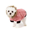 Urban Pup Luxury Pink Quilted Ski Parka 少しくすんだ落ち着いたピンクが上品なダウン風ジャンパーコート。 とっても軽くて暖かいので寒い日のお出かけ時の防寒着にお勧め。 袖口と裾部分はリブになっているので風の侵入を防いでくれます。 リブ部分はSweetなチョコレートブラウンで優しい印象。 フードのブラウンのフェイクファーでお顔周りも華やか。 内側はふんわりとした肌触りのピンクのフリース素材。 表地はキルト、裏地はフリース素材で保温性も抜群です。 マジックテープ開閉なので、脱ぎ着が簡単です。 ハーネス用のリードを通せるホールがあるので、ハーネス愛用のワンちゃんも安心。 ◇ カラー　ピンク(Pink) ◇ サイズ　 S　首周り　約23cm　×　着丈　約23cm　×　胴回り 約35cm M　首周り　約27cm　×　着丈　約30cm　×　胴回り 約40cm ◇ 製品素材　ナイロン ポリエステル・伸縮性無し ◇ 洗い方　　お洗濯は手洗い（水洗い）をおすすめ致します。 ※商品の色はパソコンの環境の違いで実物と多少違う場合があります。