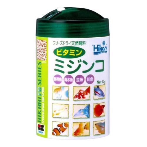 小型のタマミジンコを使用していますので稚魚、幼魚、小型魚の主食に最適です。 甲殻類特有の栄養分が豊富で、色揚げ効果も期待できます。 各種ビタミンの添加によって栄養の偏りを補正しています 使用原料 糸ミミズ、ビタミンE、ビタミンC、ビタミンB1、ビタミンB2、ビタミンB6、ビタミンB12 平均分析値 蛋白質:67.4%、粗脂肪:9.5%、粗繊維:4.6%、水分:6.9%、粗灰分:8.8% 天然飼料のため採取時期により異なることがあります。 メーカー キューリン 【与え方】 1日2～4回に分け、5分間ぐらいで食べきれる量を与えてください。 水質の悪化を防ぐため、与えすぎに注意してください。抜群の嗜好性と栄養バランスにも優れたフリーズドライです！ぜひお試しください！！ キューリンのHikariシリーズのフードは非常に嗜好性が高く、栄養価に富んでいます。 特にフリーズドライのミジンコはビタミン添加による栄養バランスにも優れ 魚が健康で元気な状態を維持してくれます！