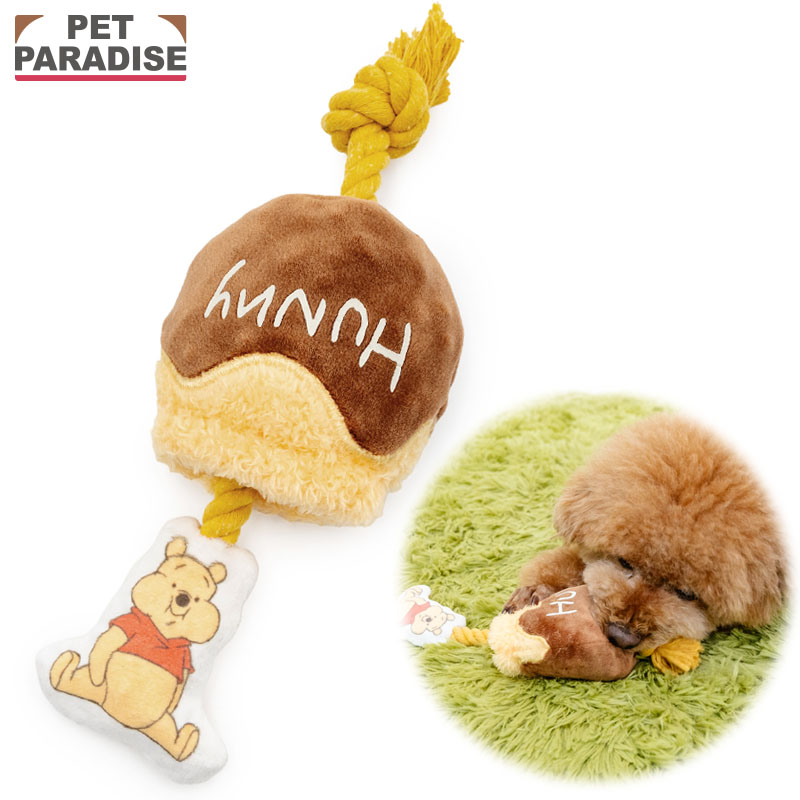 &copy;DisneyBased on the "Winnie The Pooh"works,by A.A.Milne and E.H.Shepard 犬用品 おもちゃ オモチャ トイ おうちであそぼう おうち時間 お家遊び 音が鳴る 玩具 TOY 小型犬 かわいい おもしろ インスタ映え商品サイズ 全長：約23.8cm/幅：約7.7cm 主素材 綿、ポリエステル 仕様 * プーさんとハニーポットそれぞれにセロファンシート入り。 ご注意 * 犬の体質や性格・性質などをご理解のうえお買い求めください。 * 犬のおもちゃ以外の用途に使用しないでください。 * 小型犬でも噛む力の強い犬には与えないでください。 * 与えたままの使用は破損や誤飲につながりますので、必ず飼い主が一緒に遊び、破損した場合はすぐに取り上げてください。 犬用知育玩具、おもちゃはこちら！＞＞